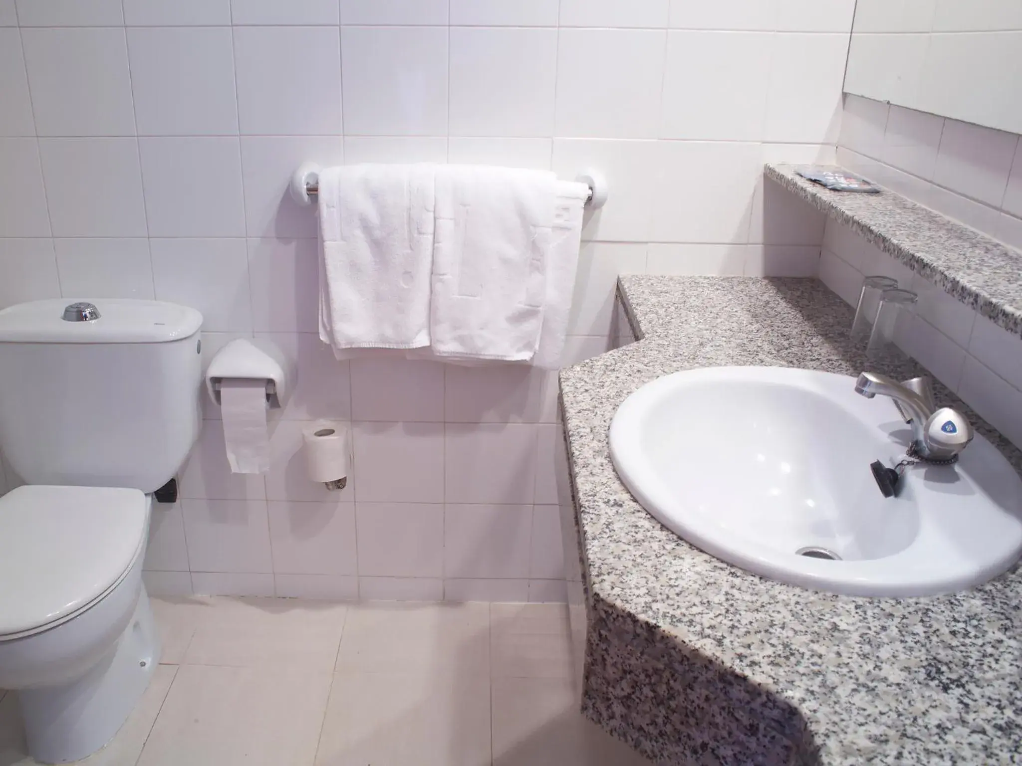 Basic Twin Room Without Balcony in Hotel Els Pins Basic Twin Room Without Balcony in Hotel Els Pins