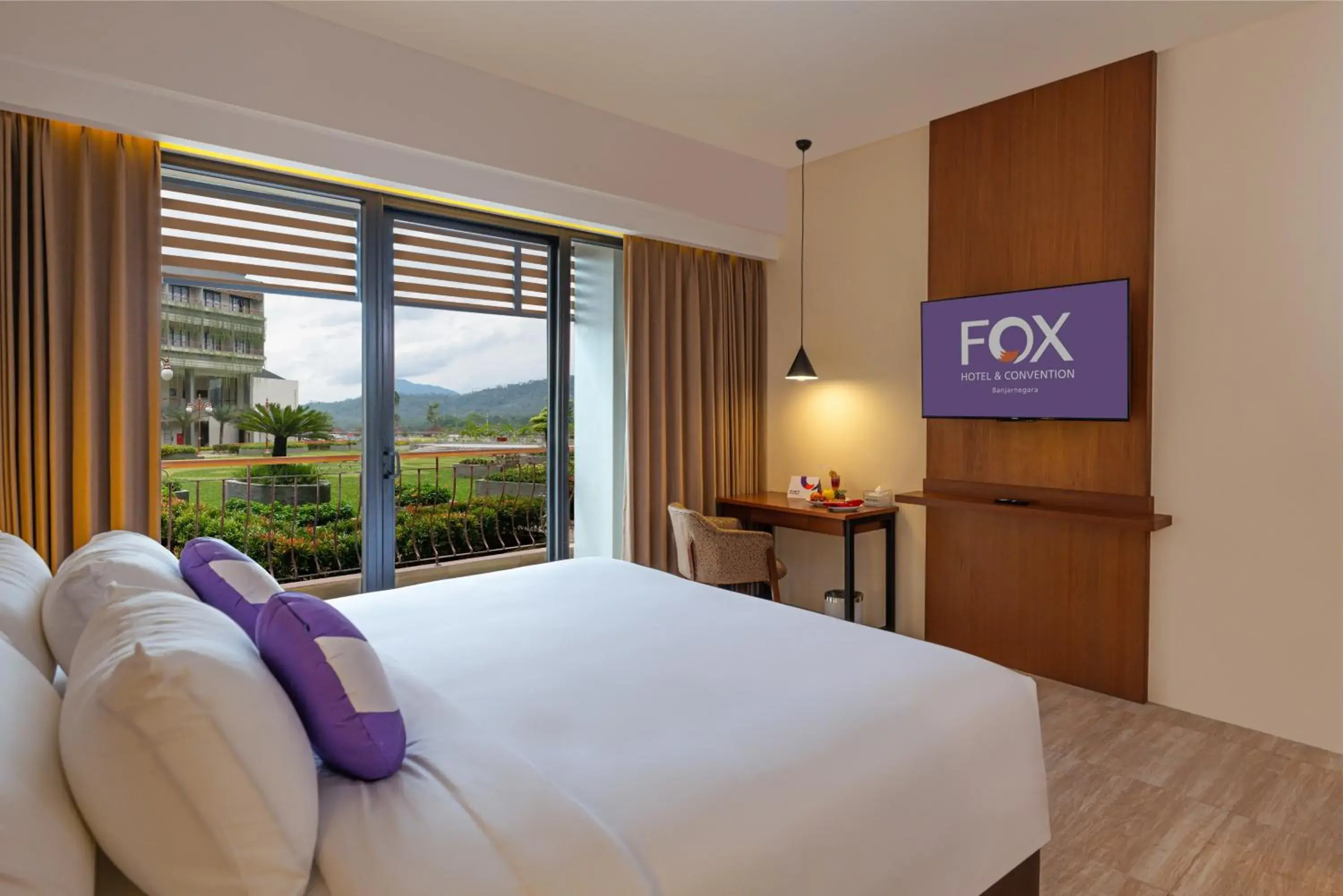 View (from property/room), Bed in FOX HARRIS Hotel & Convention Banjarnegara View (from property/room), Bed in FOX HARRIS Hotel & Convention Banjarnegara