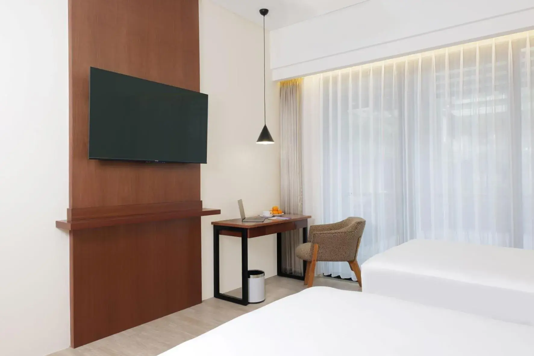 TV and multimedia, Bed in FOX HARRIS Hotel & Convention Banjarnegara TV and multimedia, Bed in FOX HARRIS Hotel & Convention Banjarnegara