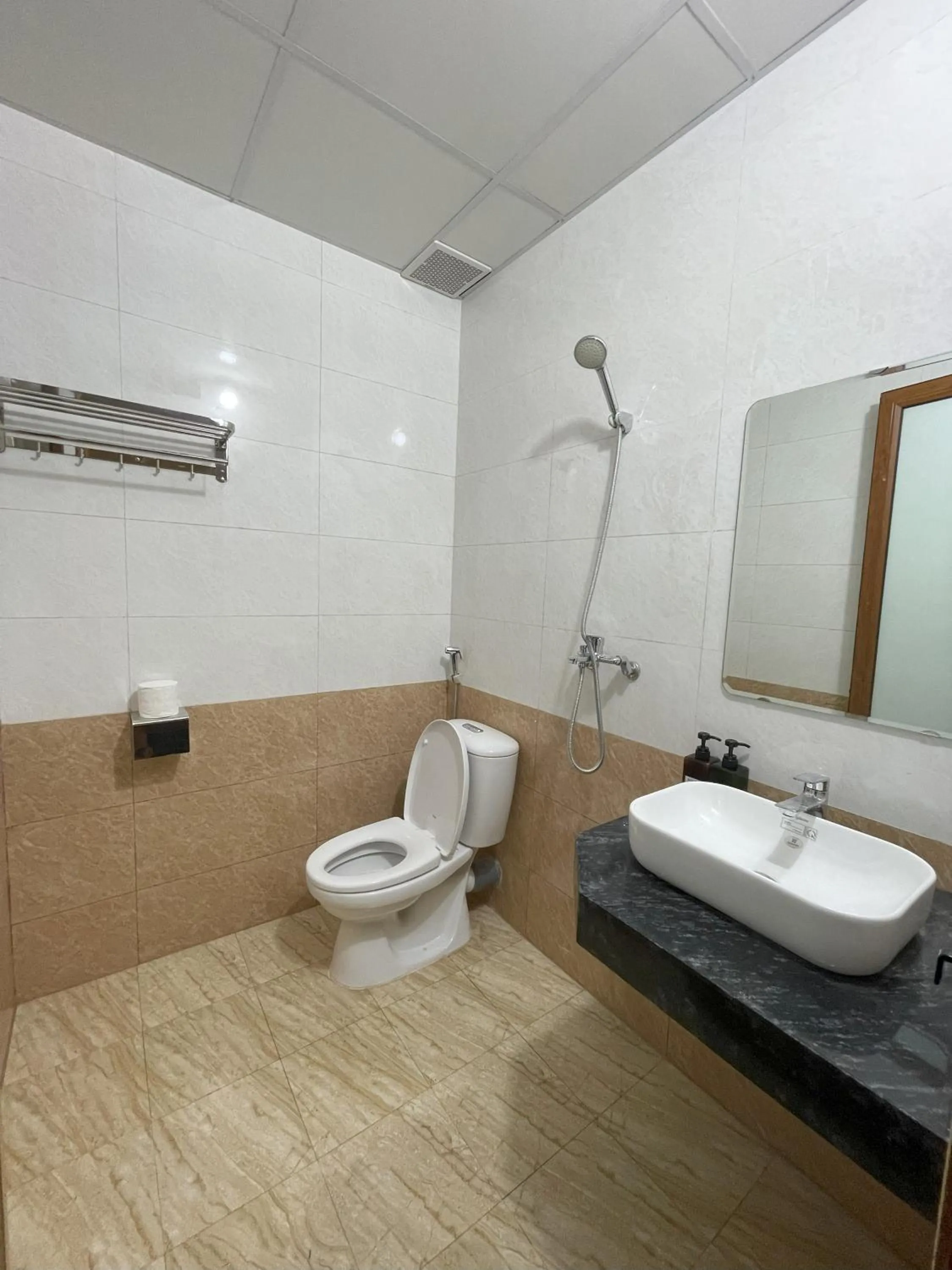 Toilet in Sky Bay Lodge