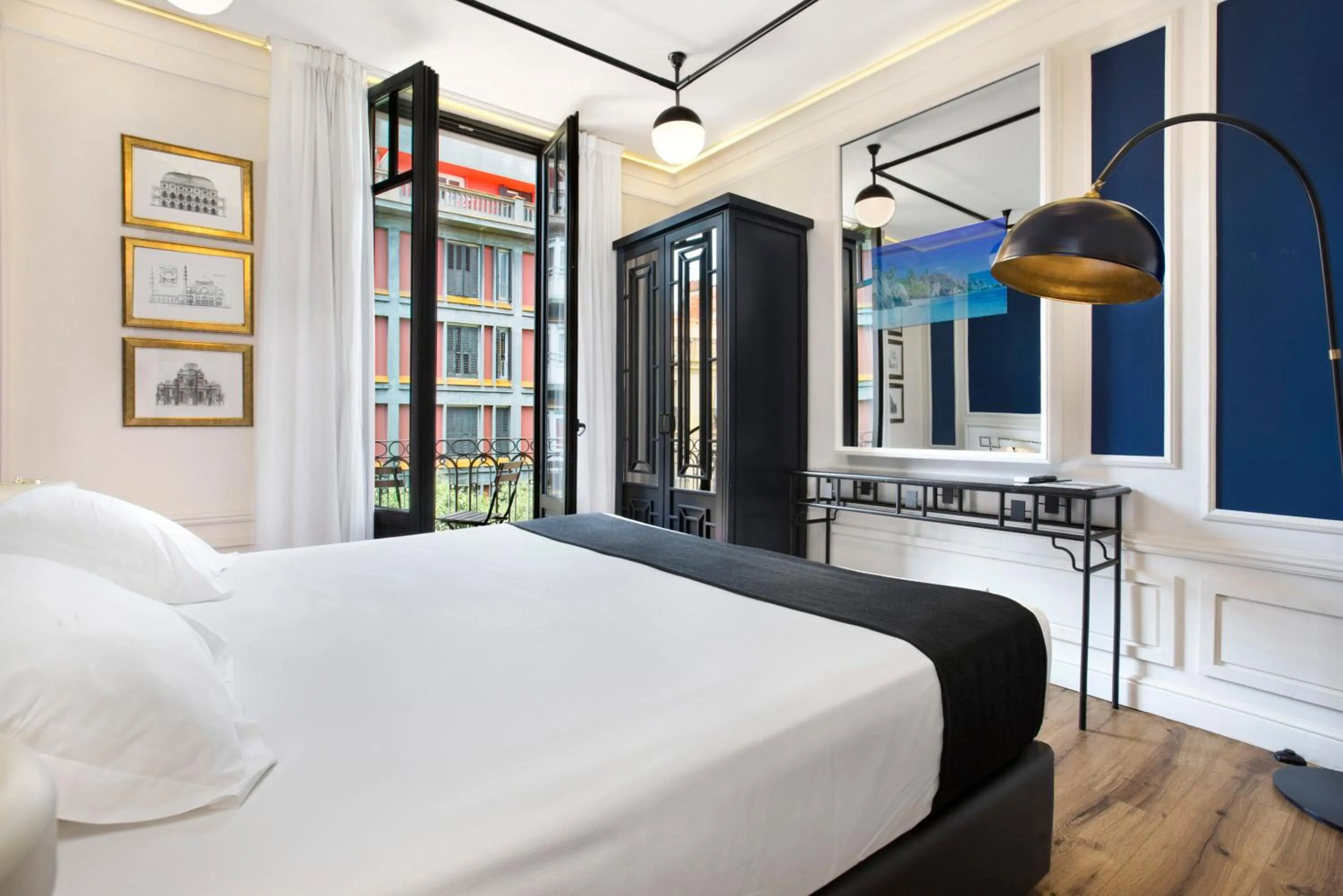 Photo of the whole room, Bed in Hotel Market