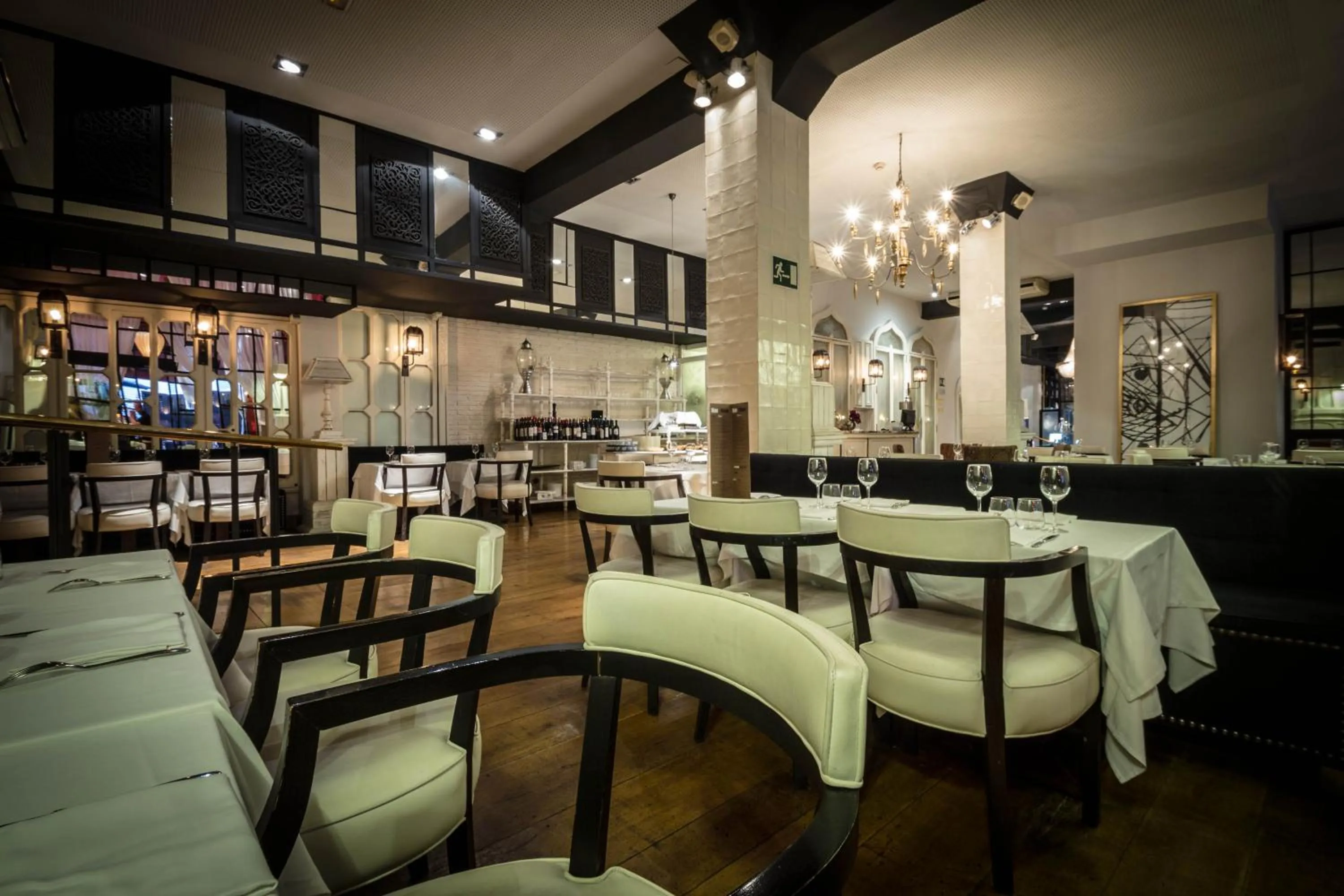 Restaurant/places to eat in Hotel Market