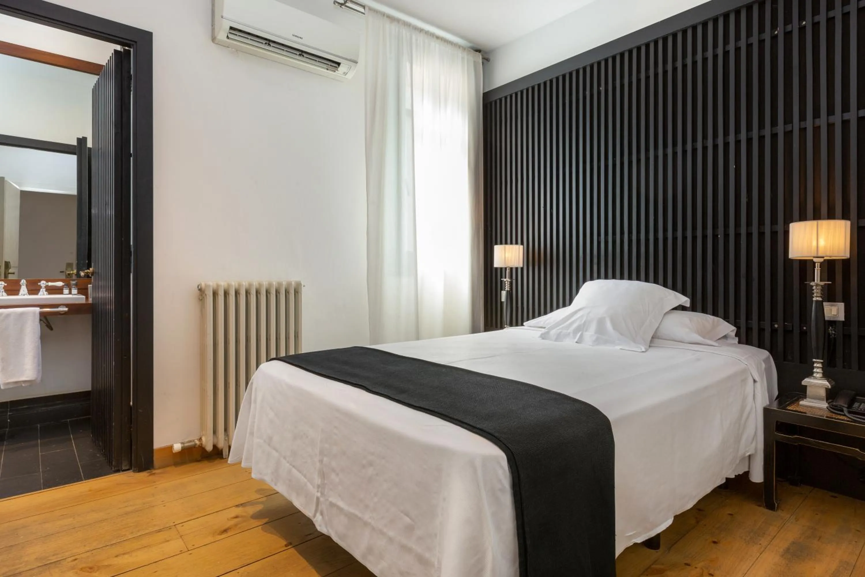 Photo of the whole room, Bed in Hotel Market