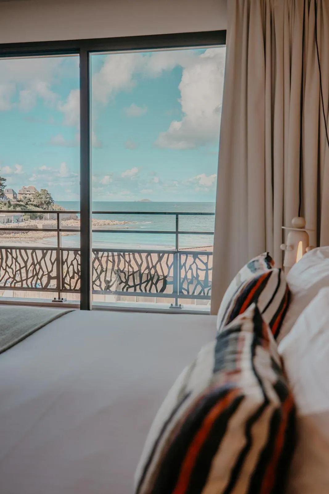 Bed in Hôtel Roz Marine Thalasso Resort