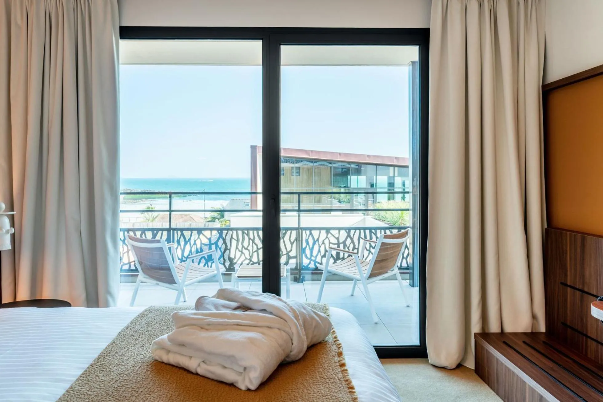 Sea view, Bed in Hôtel Roz Marine Thalasso Resort