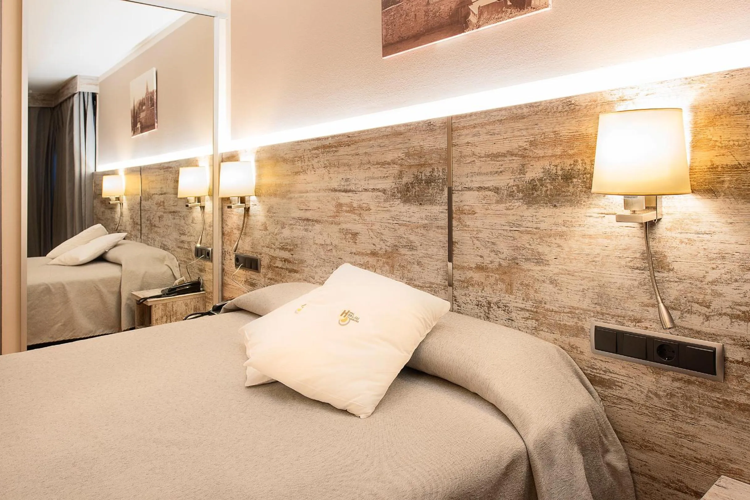 Bed in Hotel Palau de Girona