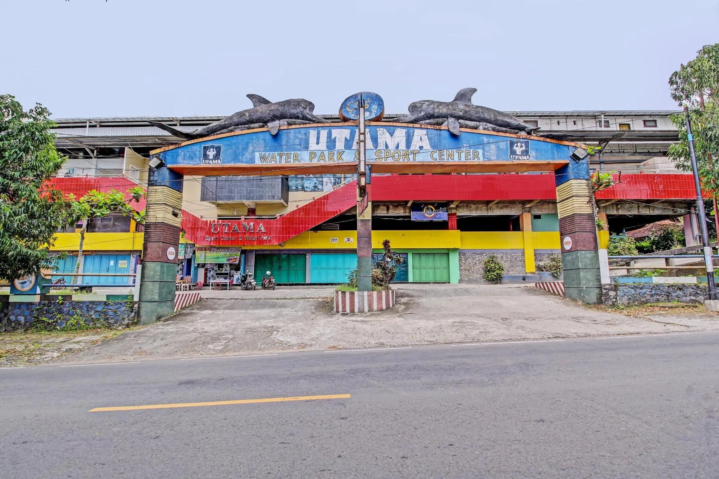 Facade/entrance in OYO Life 92032 Utama Hotel & Karaoke