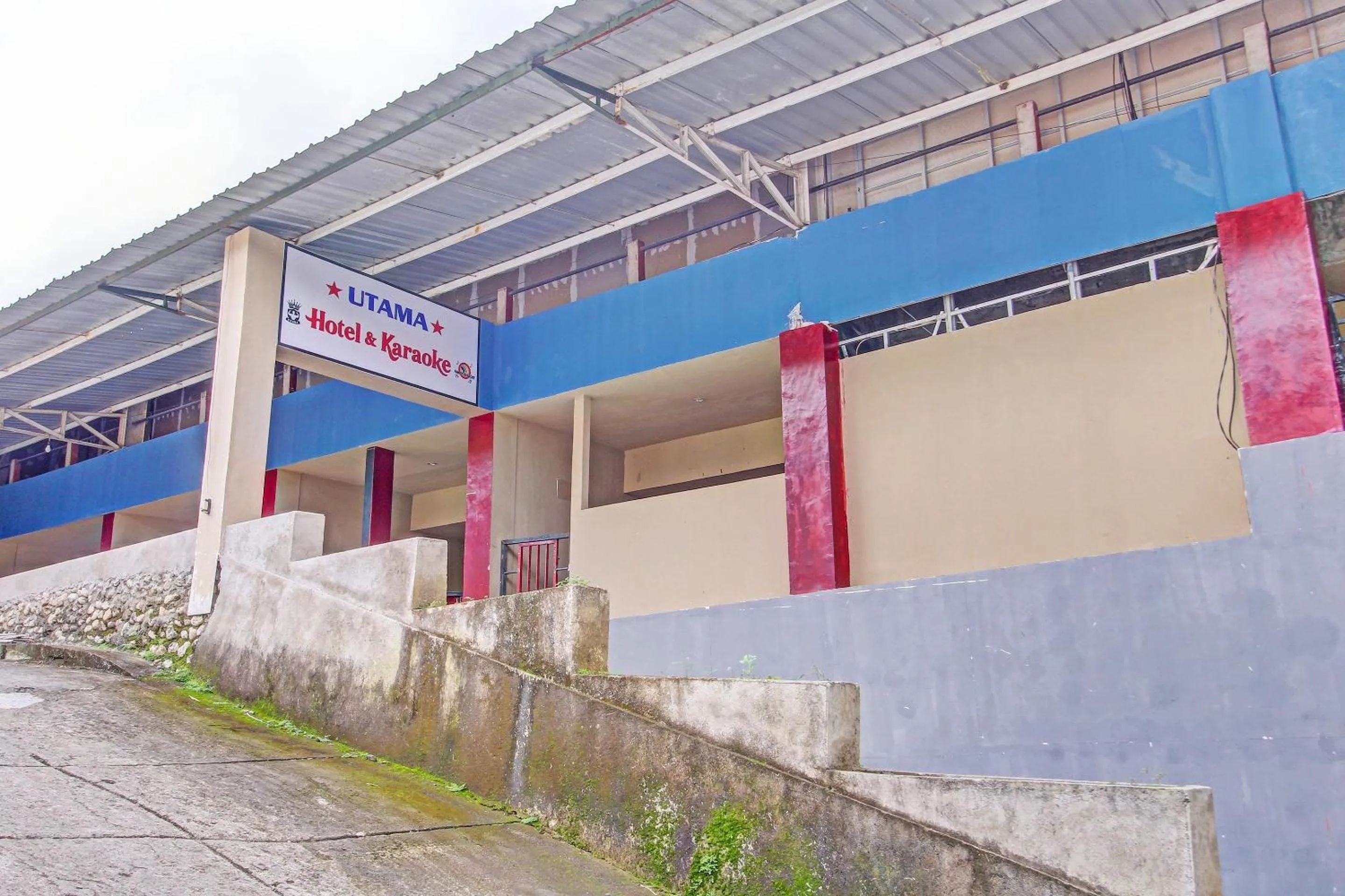 Facade/entrance in OYO Life 92032 Utama Hotel & Karaoke