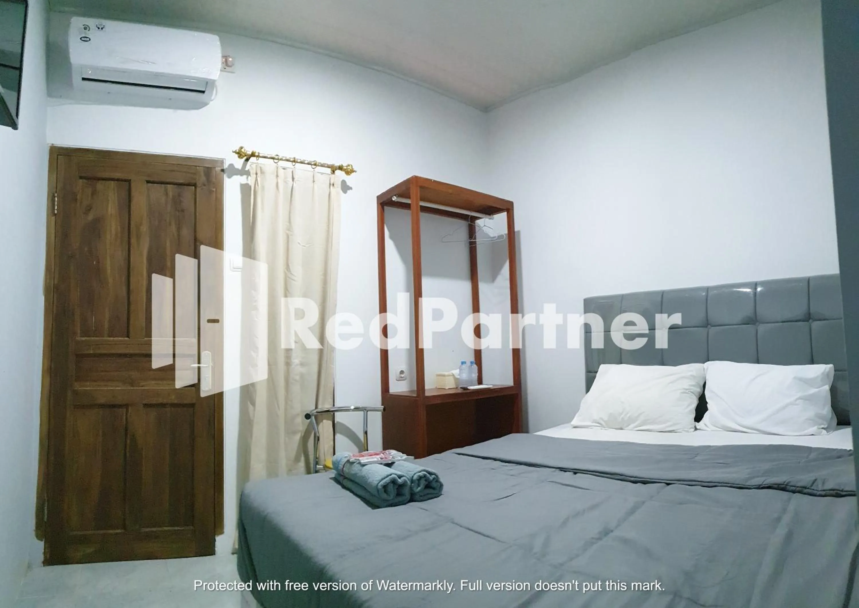 Bedroom, Bed in RedDoorz near Lippo Mall Yogyakarta 3