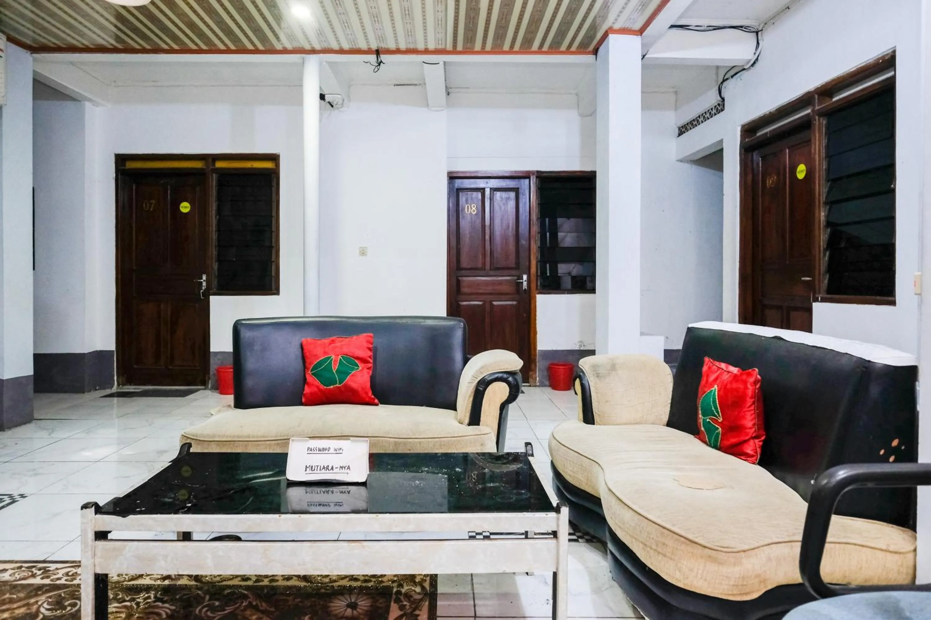 Seating area in RedDoorz near Lippo Mall Yogyakarta 3