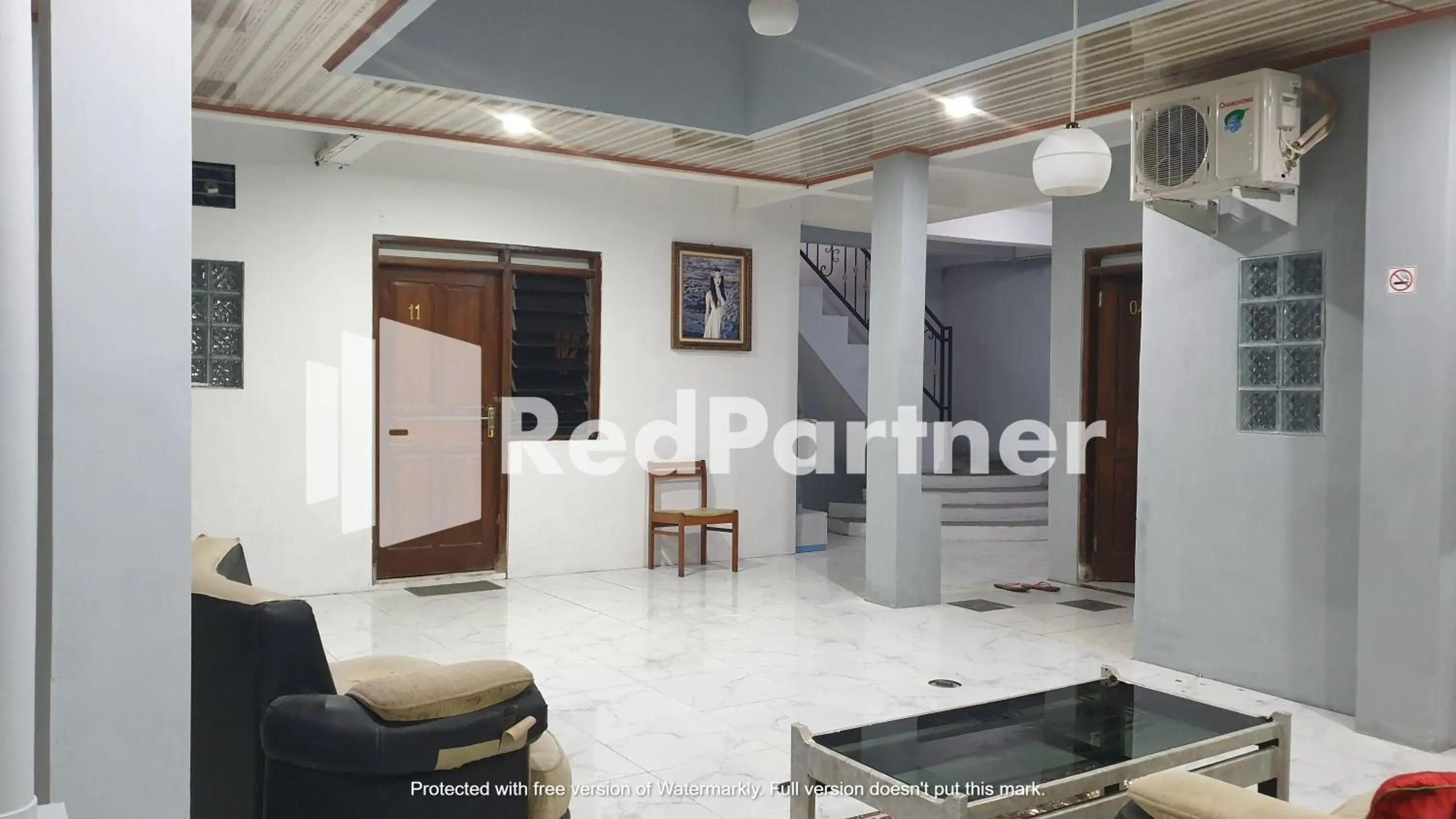 Living room in RedDoorz near Lippo Mall Yogyakarta 3 Living room in RedDoorz near Lippo Mall Yogyakarta 3