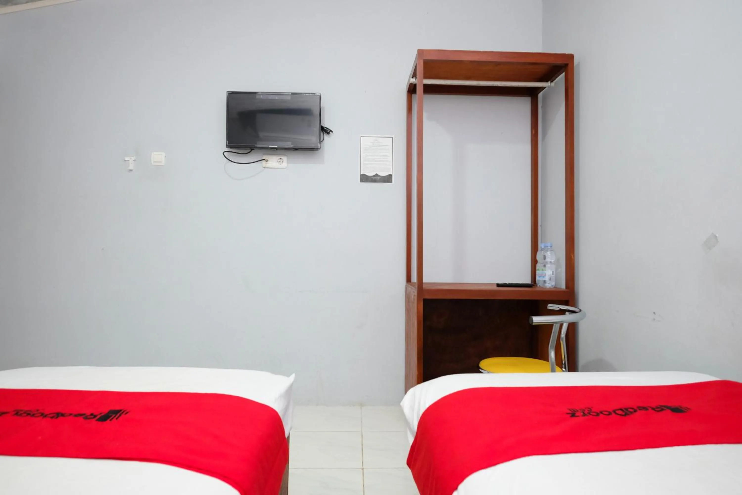 Bedroom, Bed in RedDoorz near Lippo Mall Yogyakarta 3