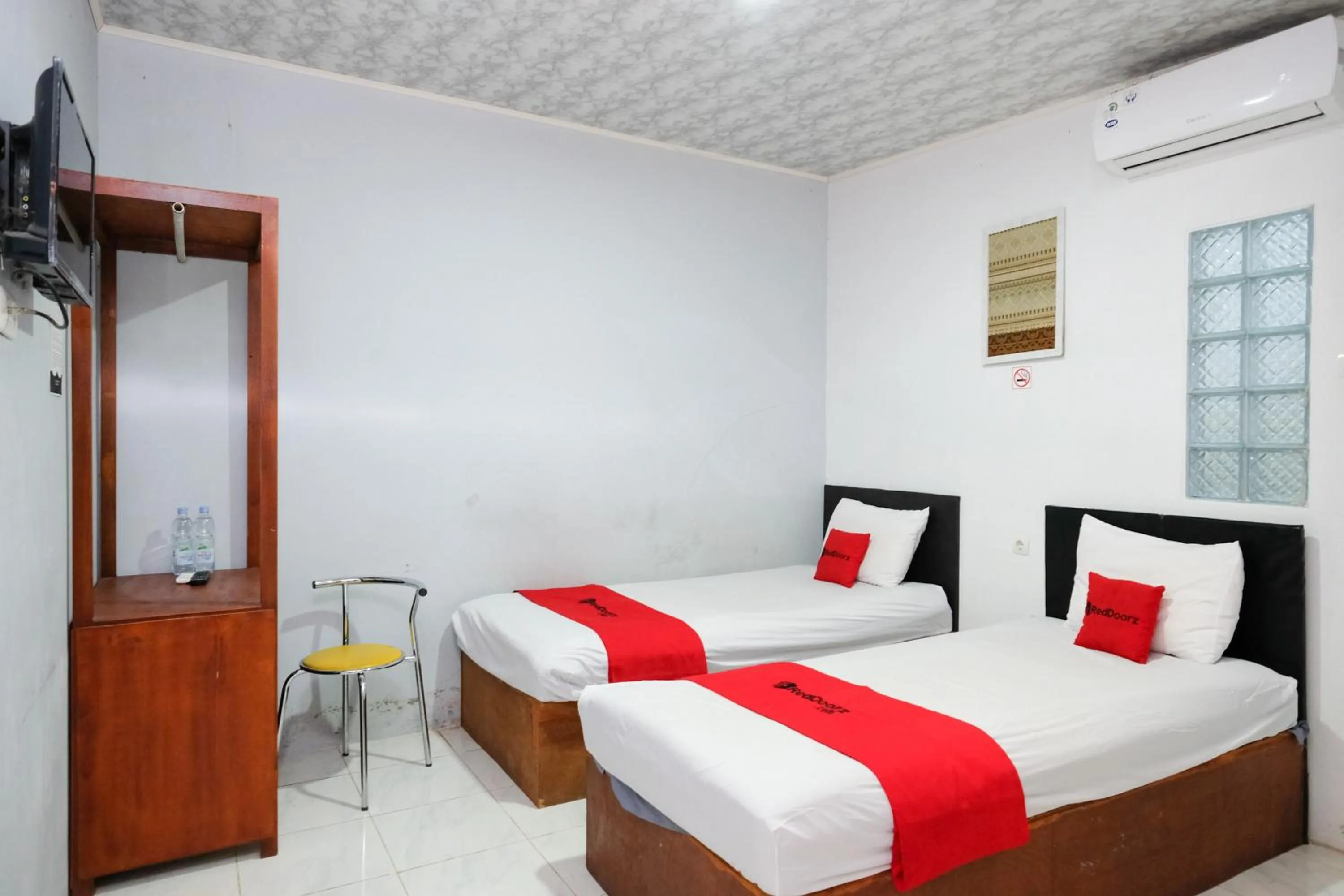 Bedroom, Bed in RedDoorz near Lippo Mall Yogyakarta 3