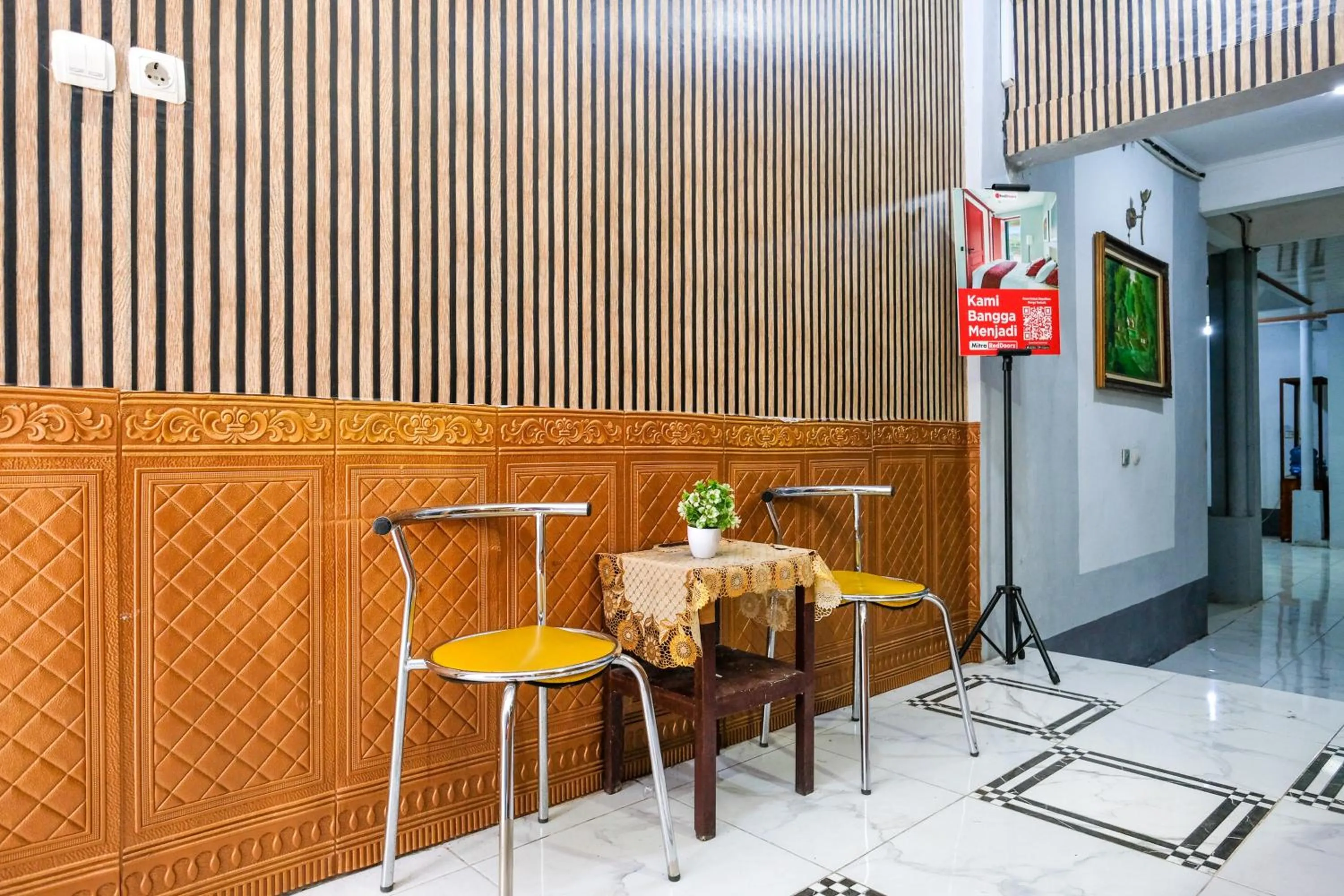 Seating area in RedDoorz near Lippo Mall Yogyakarta 3