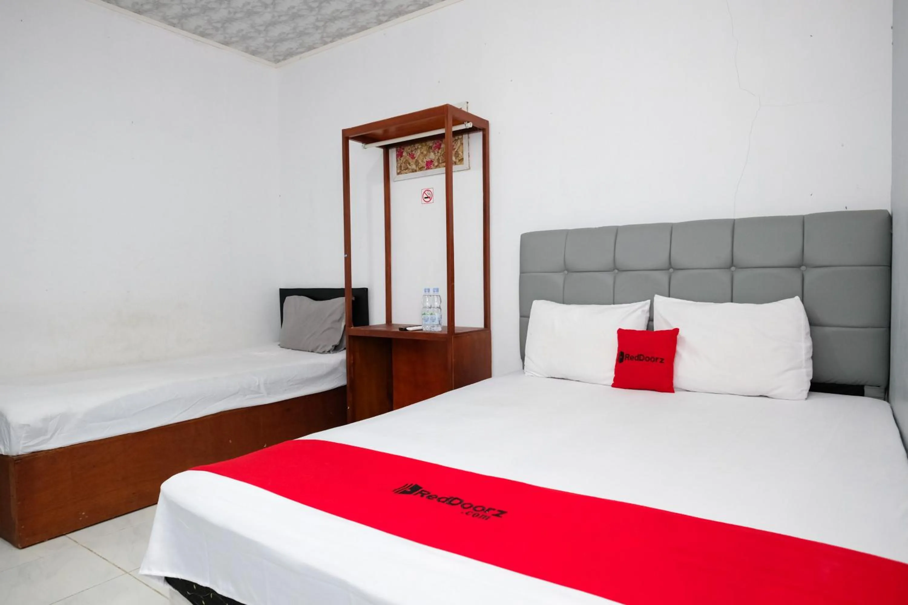 Bedroom, Bed in RedDoorz near Lippo Mall Yogyakarta 3