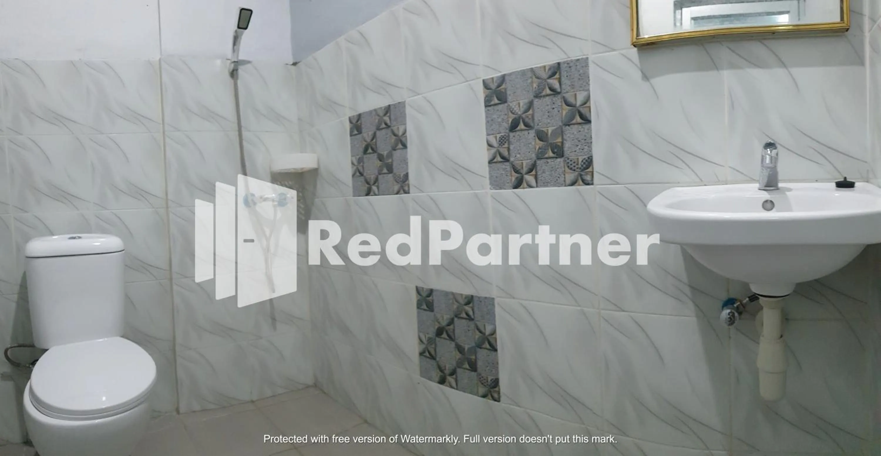 Bathroom in RedDoorz near Lippo Mall Yogyakarta 3