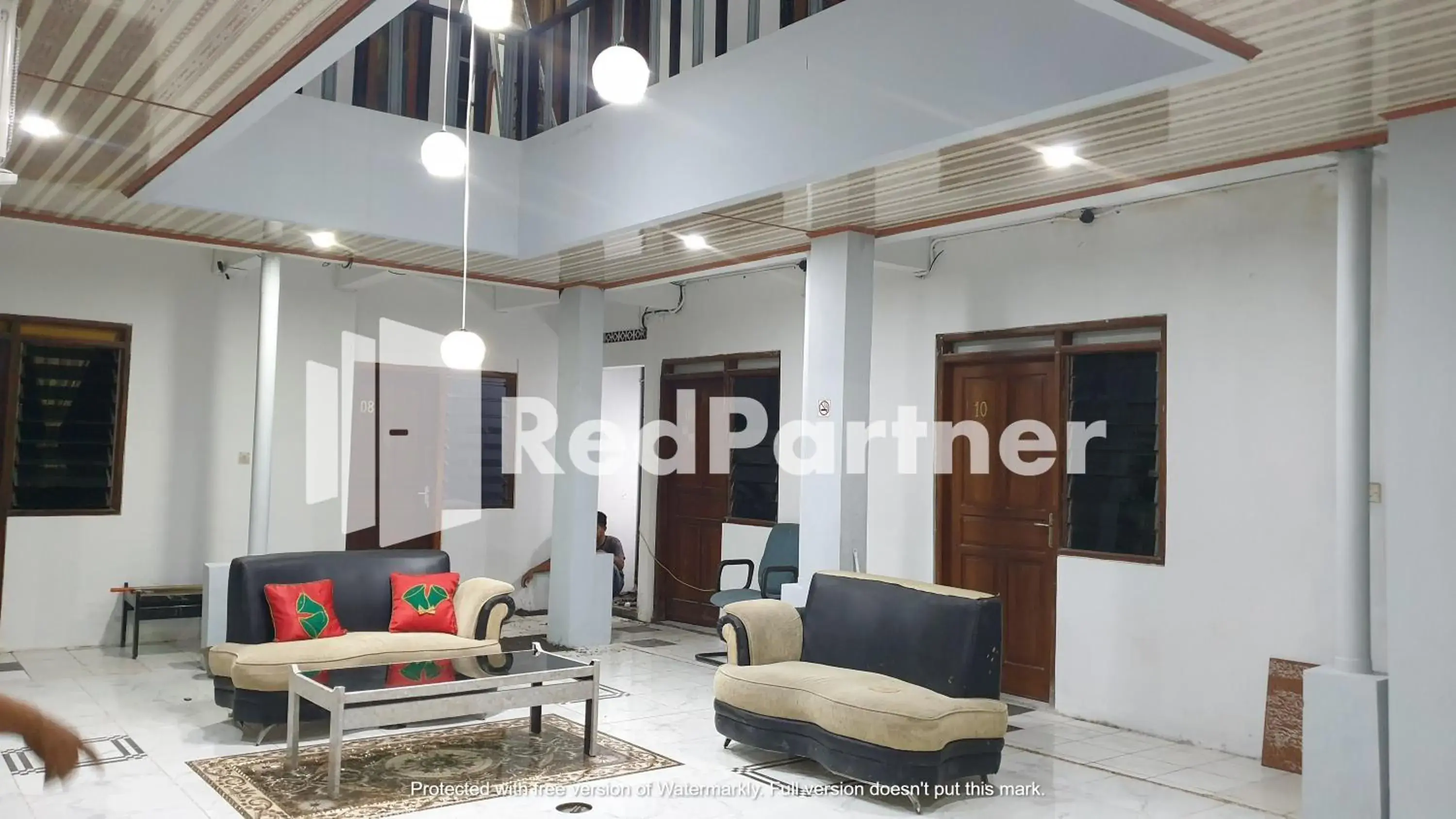 Living room in RedDoorz near Lippo Mall Yogyakarta 3 Living room in RedDoorz near Lippo Mall Yogyakarta 3