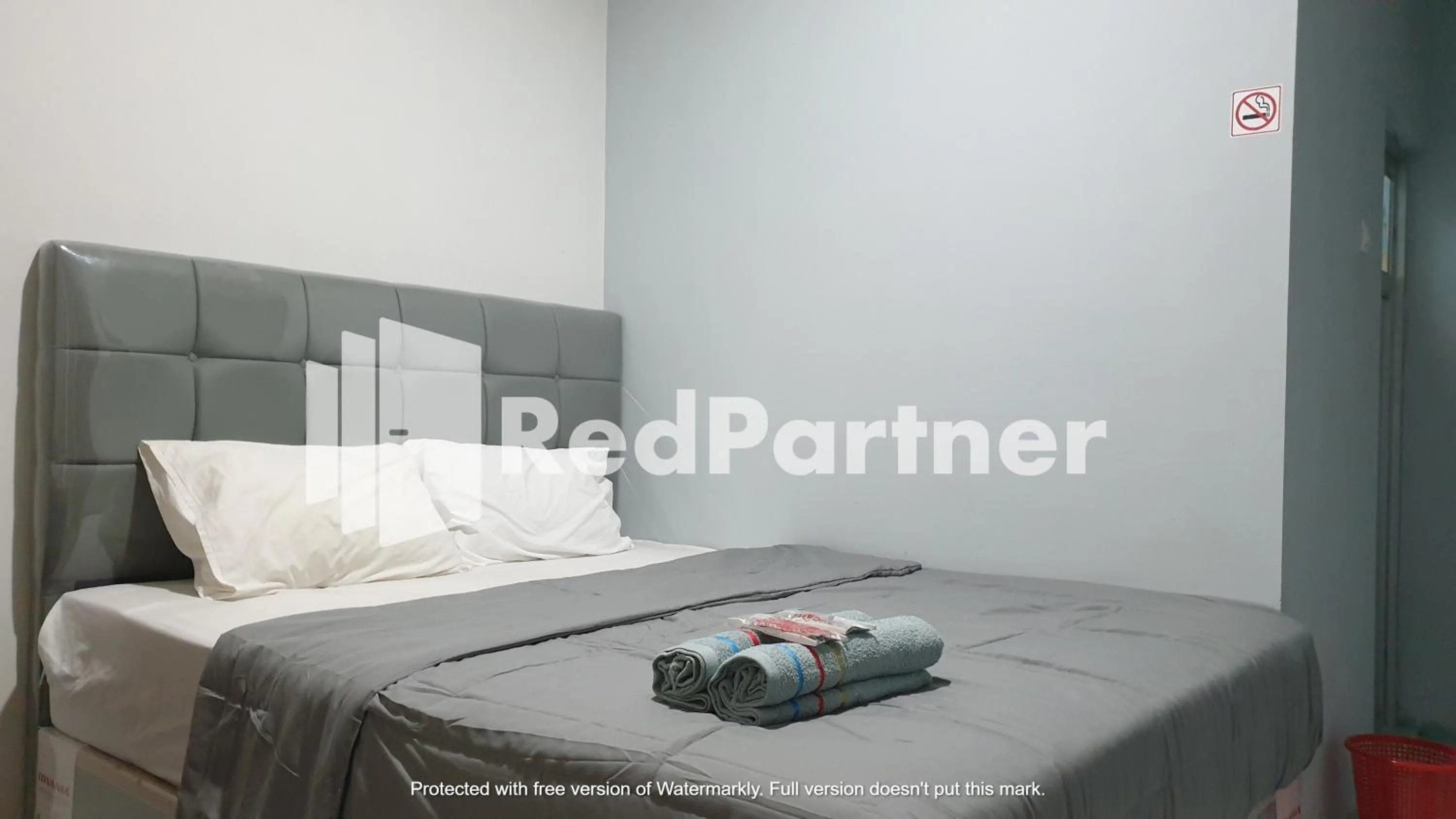 Bedroom, Bed in RedDoorz near Lippo Mall Yogyakarta 3