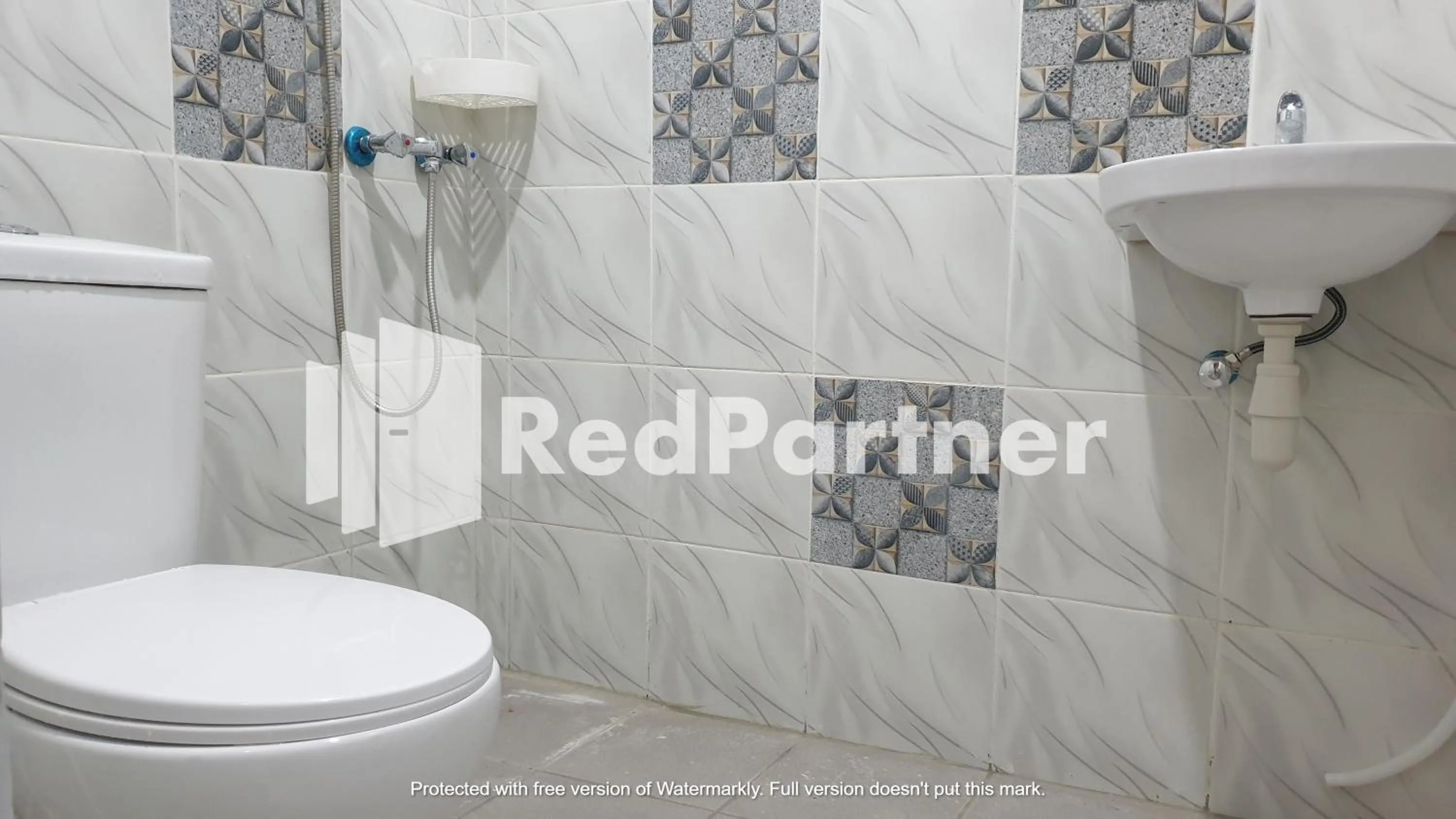 Bathroom in RedDoorz near Lippo Mall Yogyakarta 3