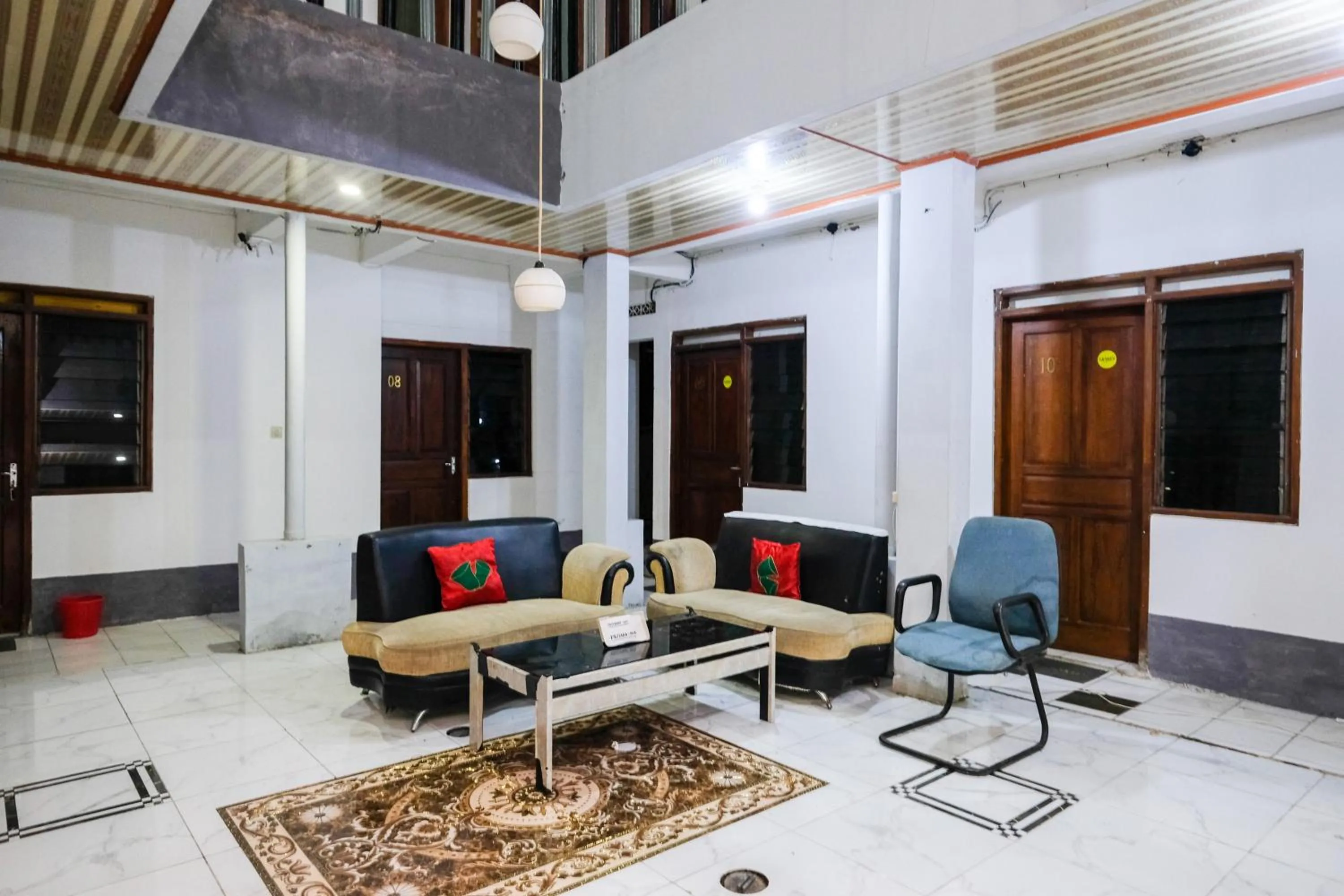 Seating area in RedDoorz near Lippo Mall Yogyakarta 3