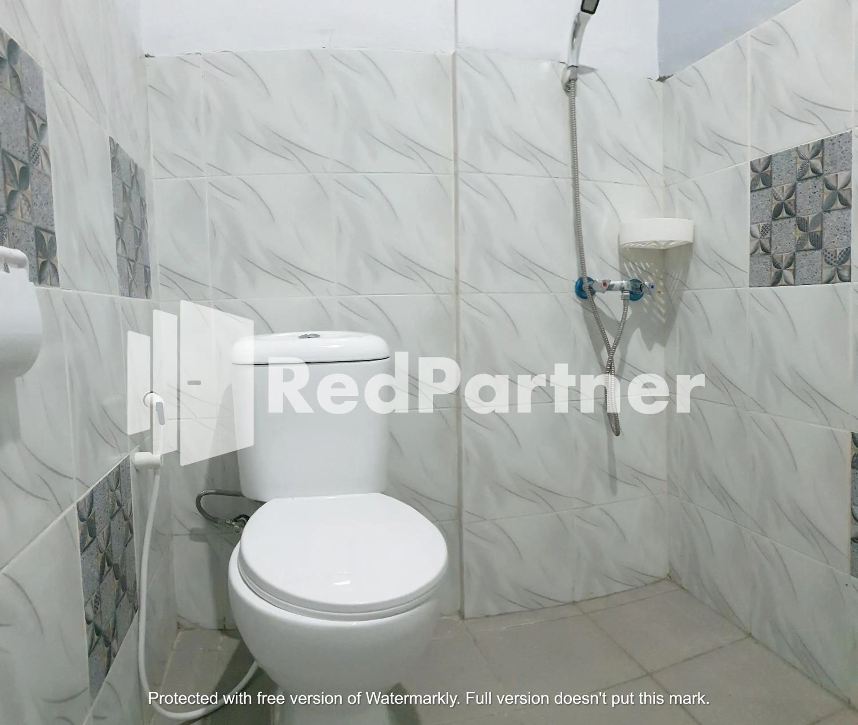 Bathroom in RedDoorz near Lippo Mall Yogyakarta 3