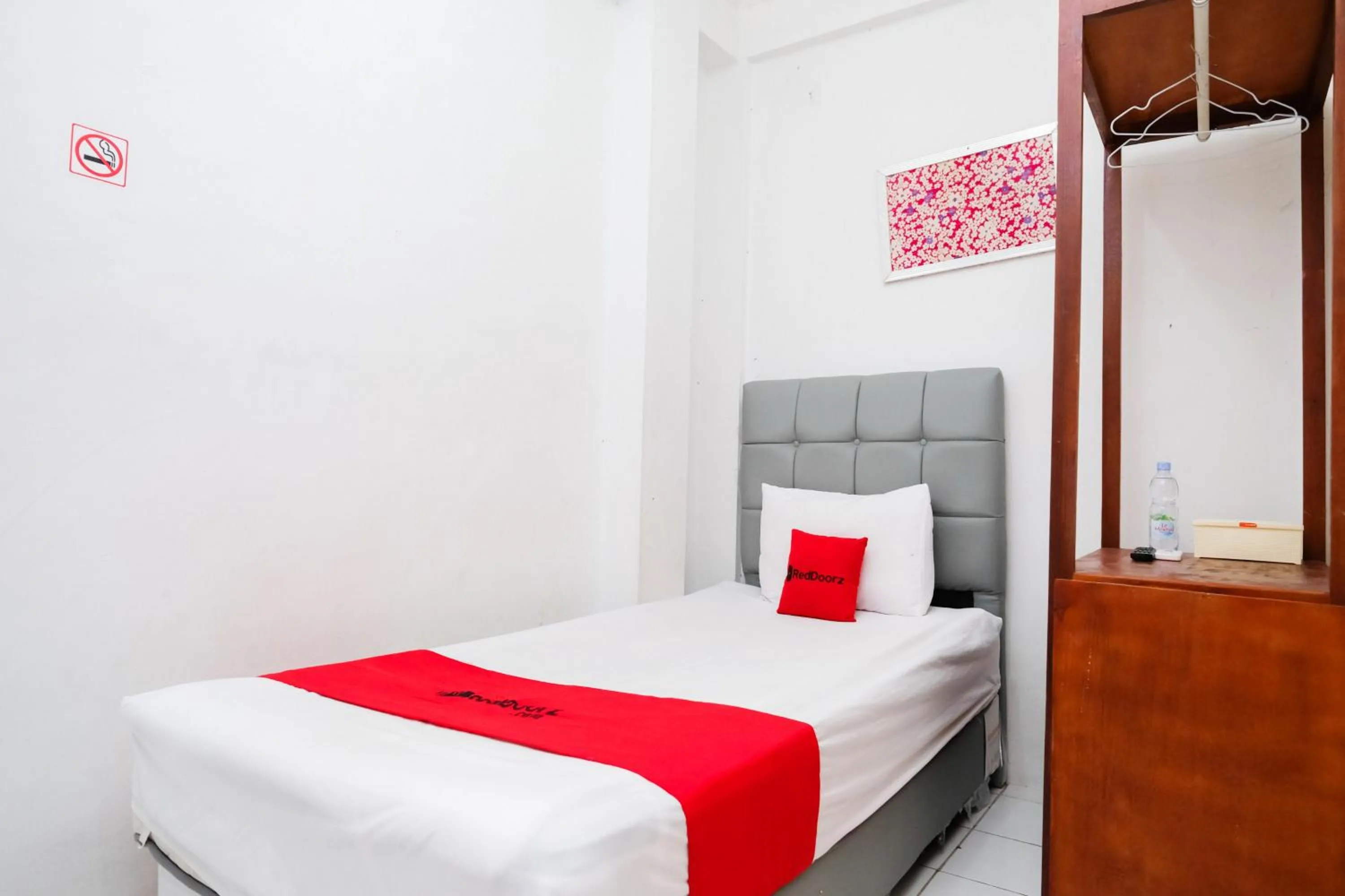 Bedroom, Bed in RedDoorz near Lippo Mall Yogyakarta 3