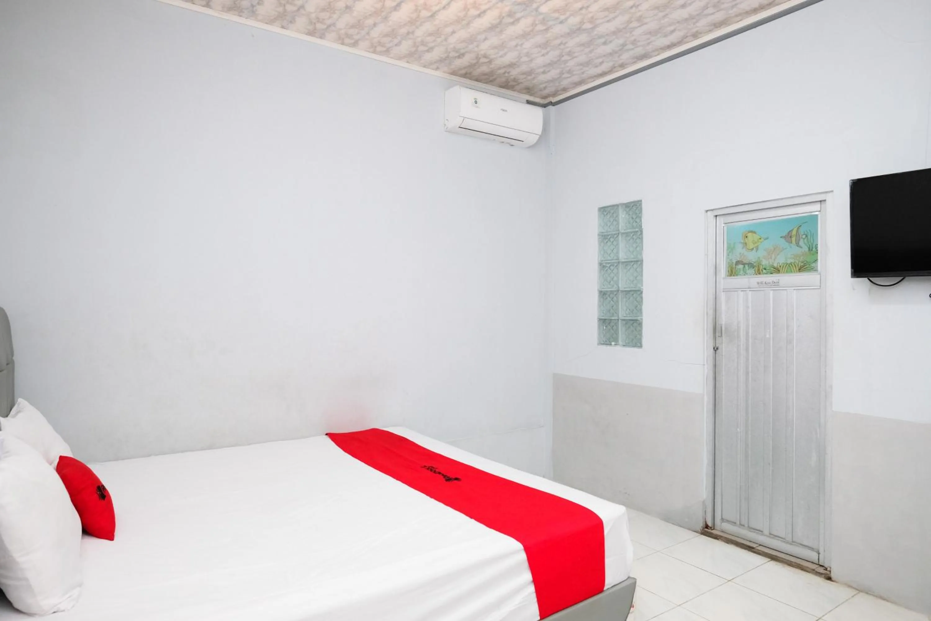 Bedroom, Bed in RedDoorz near Lippo Mall Yogyakarta 3