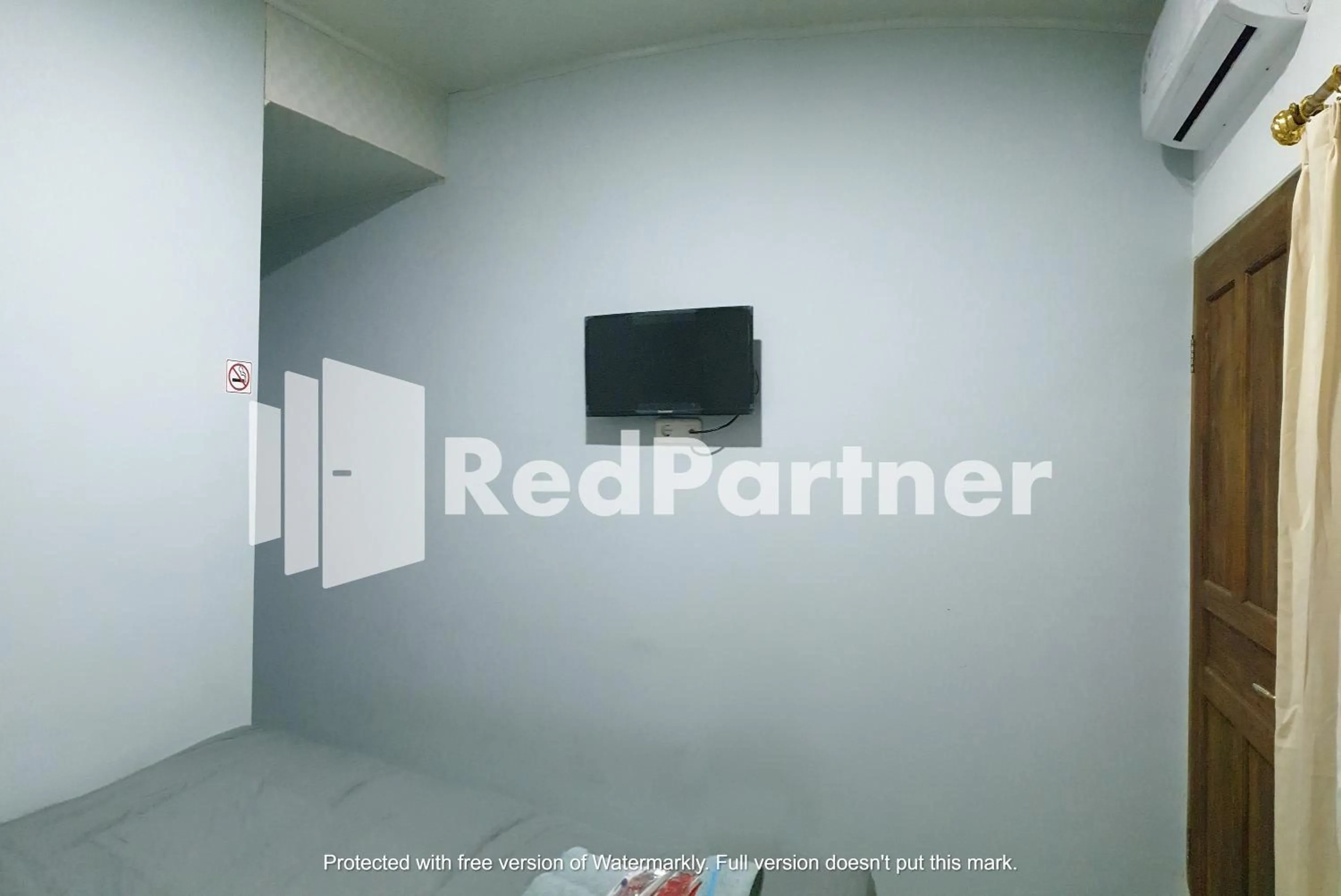 TV and multimedia in RedDoorz near Lippo Mall Yogyakarta 3