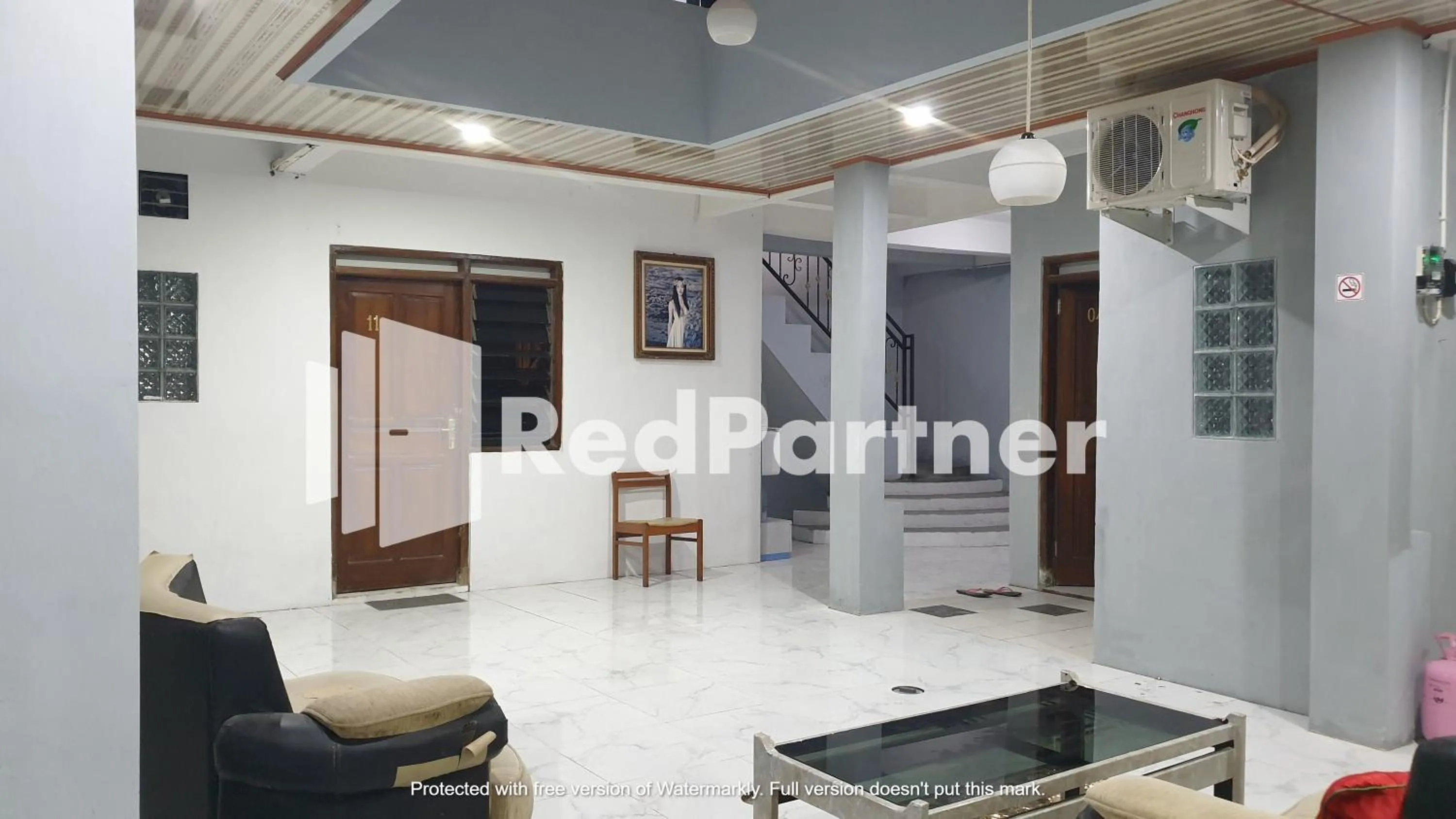 Living room in RedDoorz near Lippo Mall Yogyakarta 3