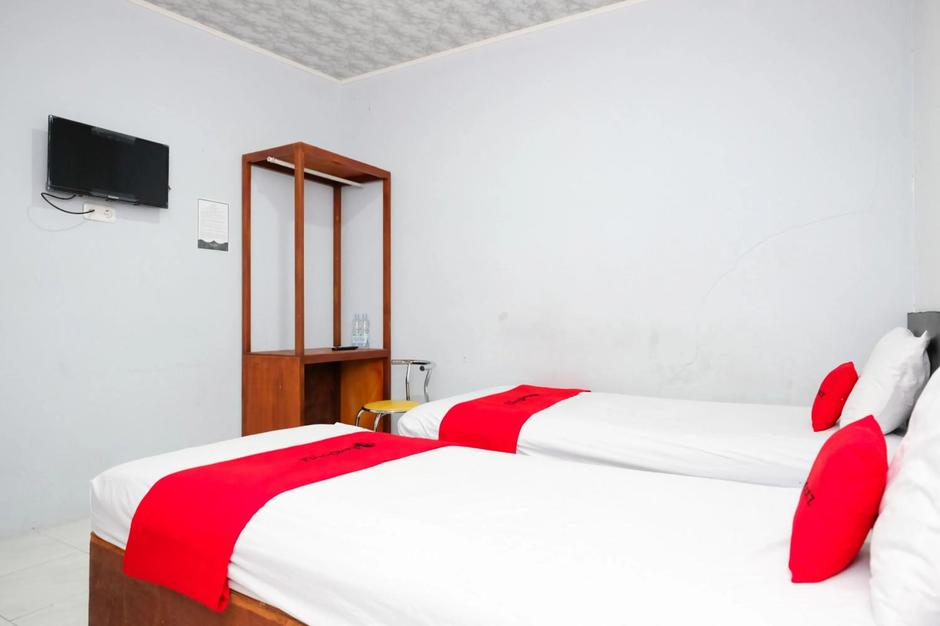Bedroom, Bed in RedDoorz near Lippo Mall Yogyakarta 3