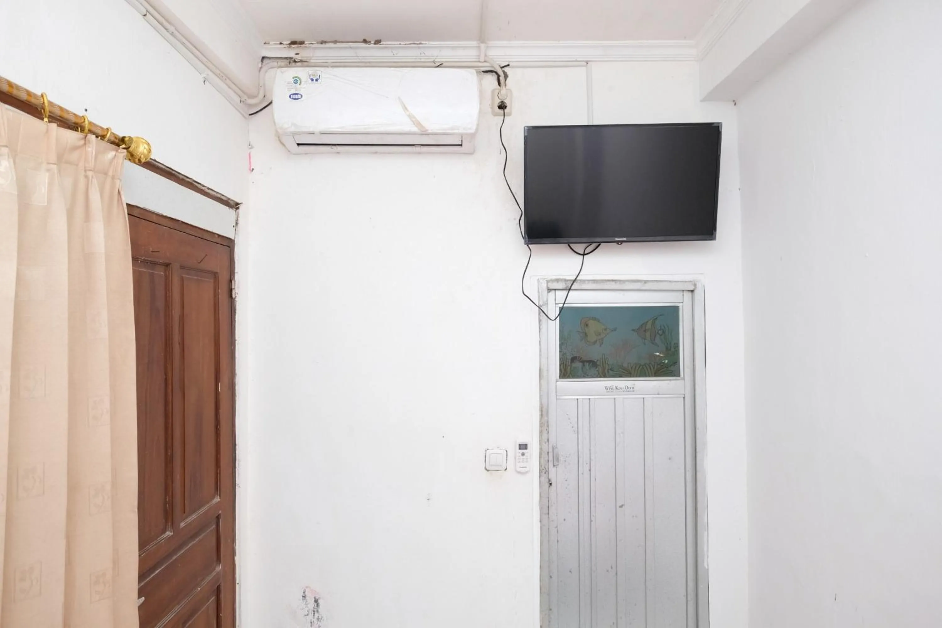 TV and multimedia in RedDoorz near Lippo Mall Yogyakarta 3