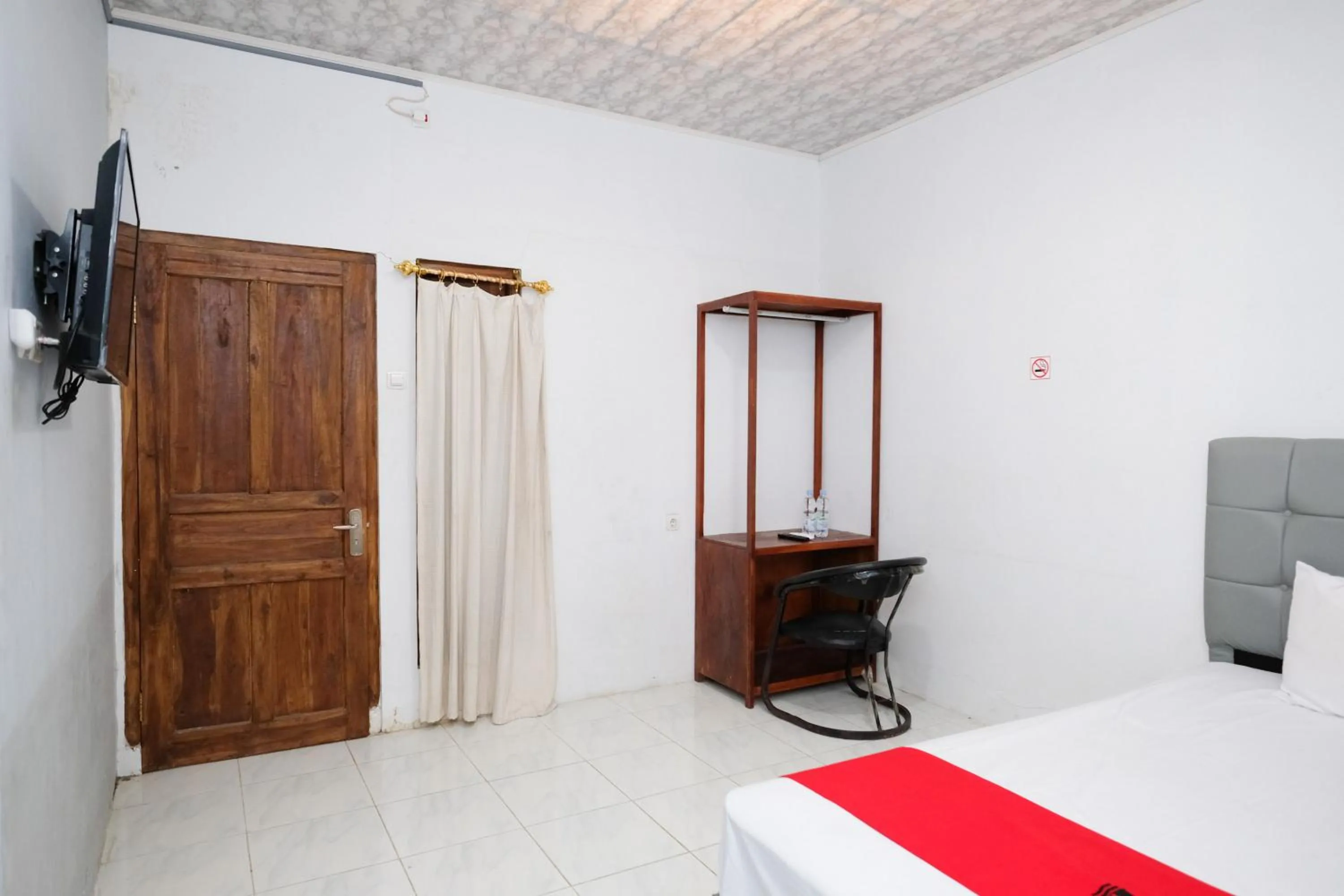 Bedroom, Bed in RedDoorz near Lippo Mall Yogyakarta 3