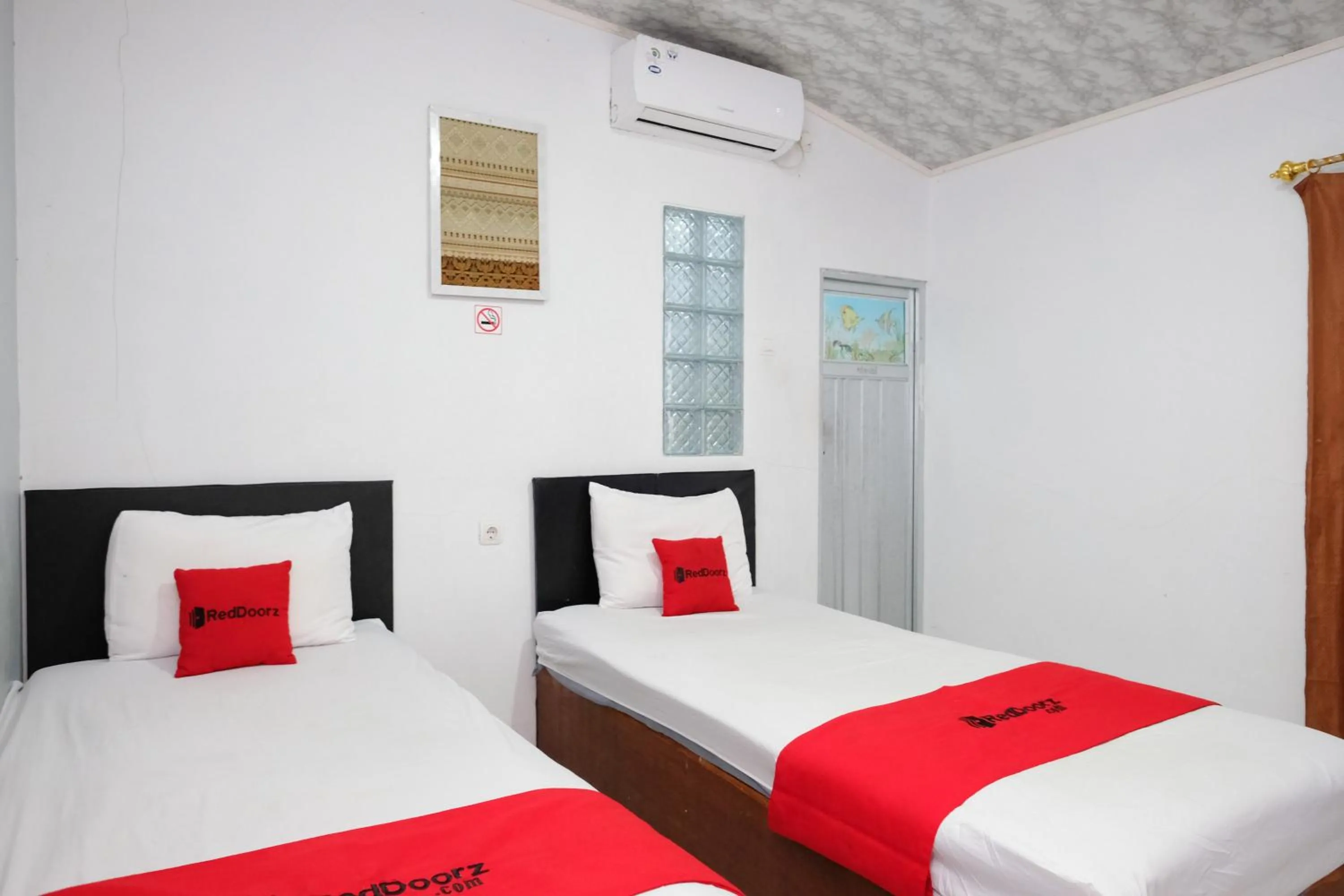Bedroom, Bed in RedDoorz near Lippo Mall Yogyakarta 3