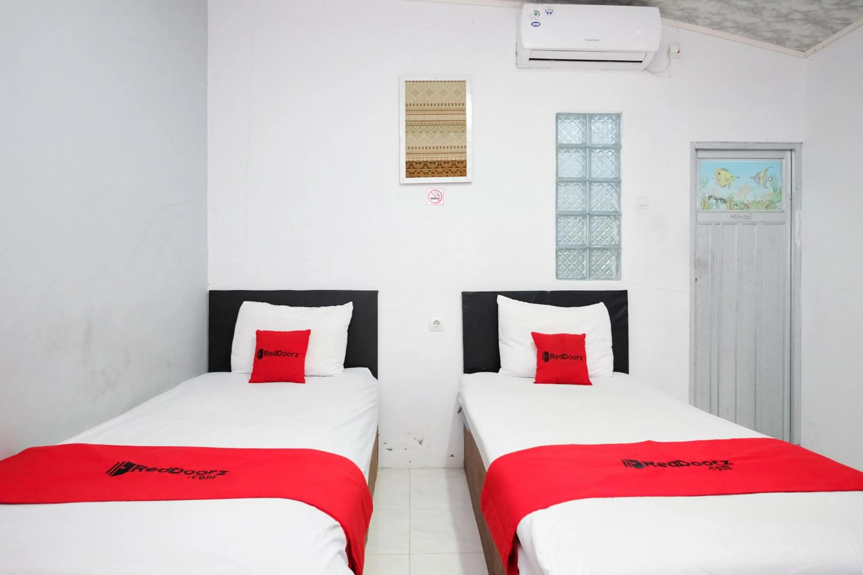 Bedroom, Bed in RedDoorz near Lippo Mall Yogyakarta 3