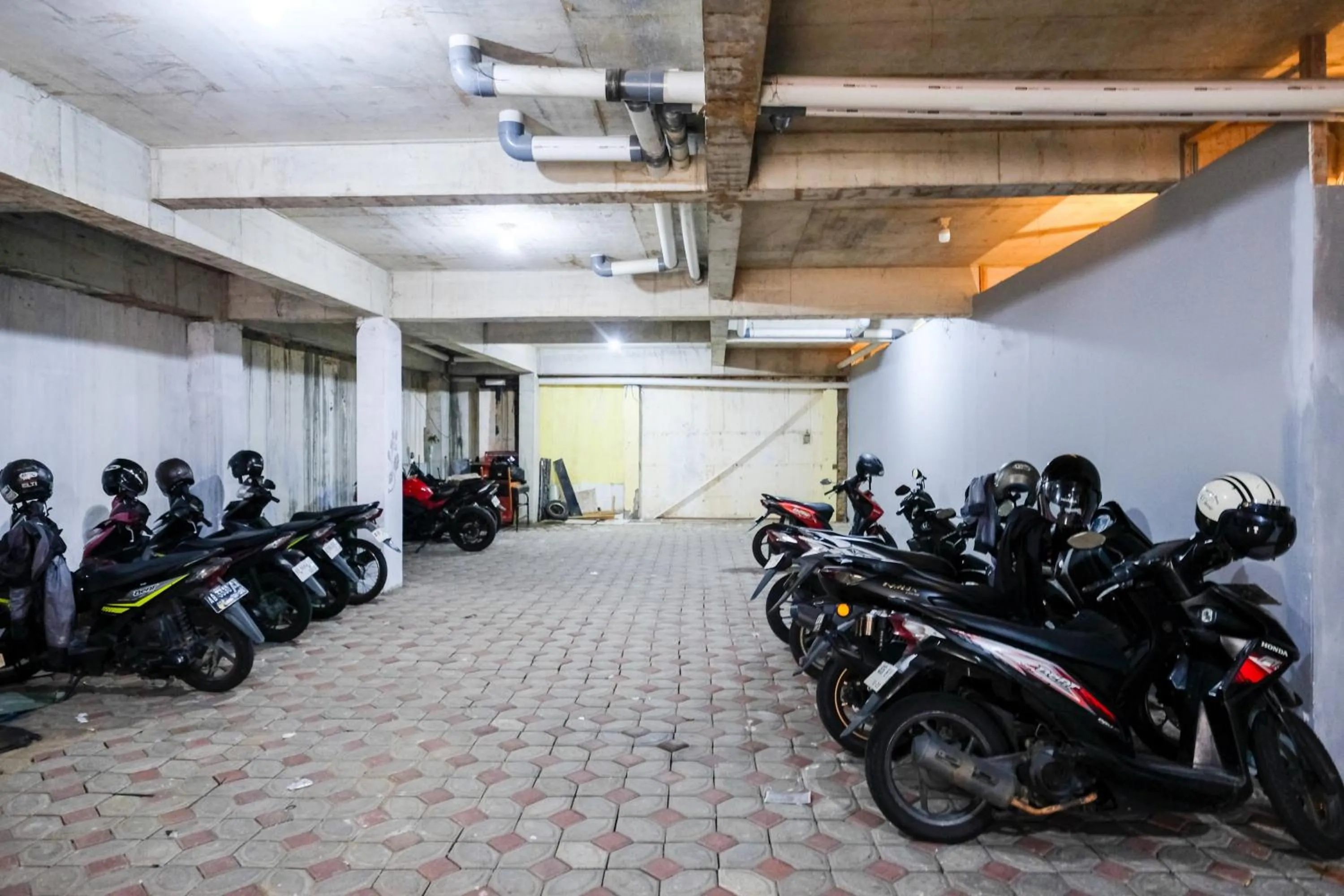 Parking in RedDoorz near Lippo Mall Yogyakarta 3