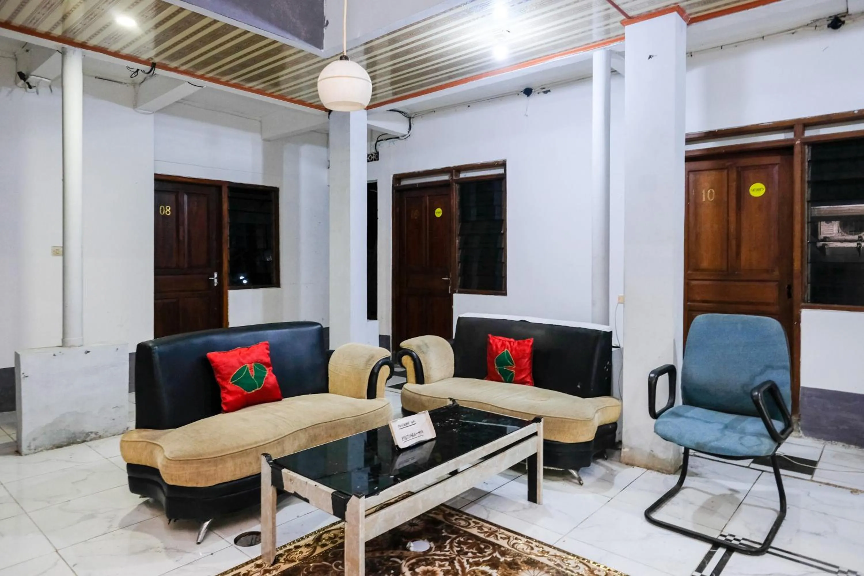 Seating area in RedDoorz near Lippo Mall Yogyakarta 3