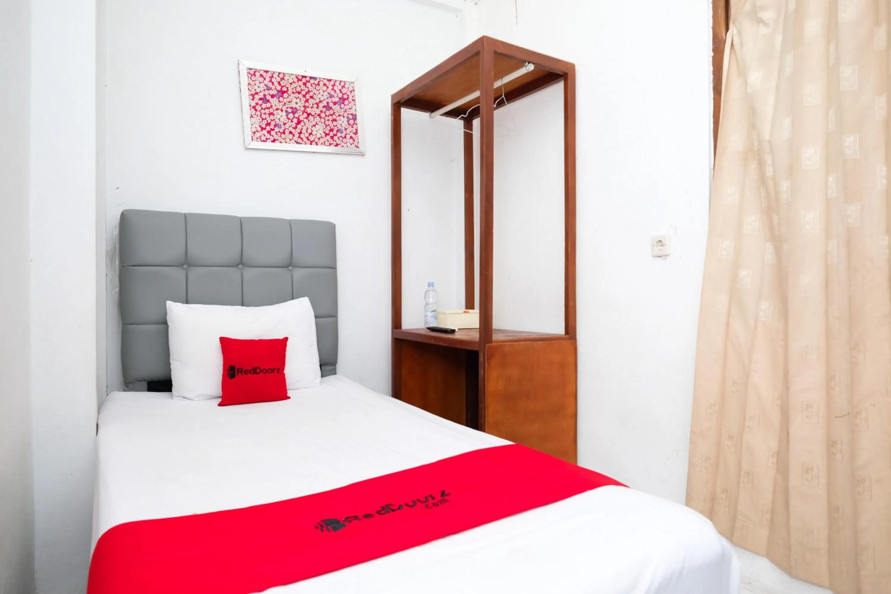 Bedroom, Bed in RedDoorz near Lippo Mall Yogyakarta 3