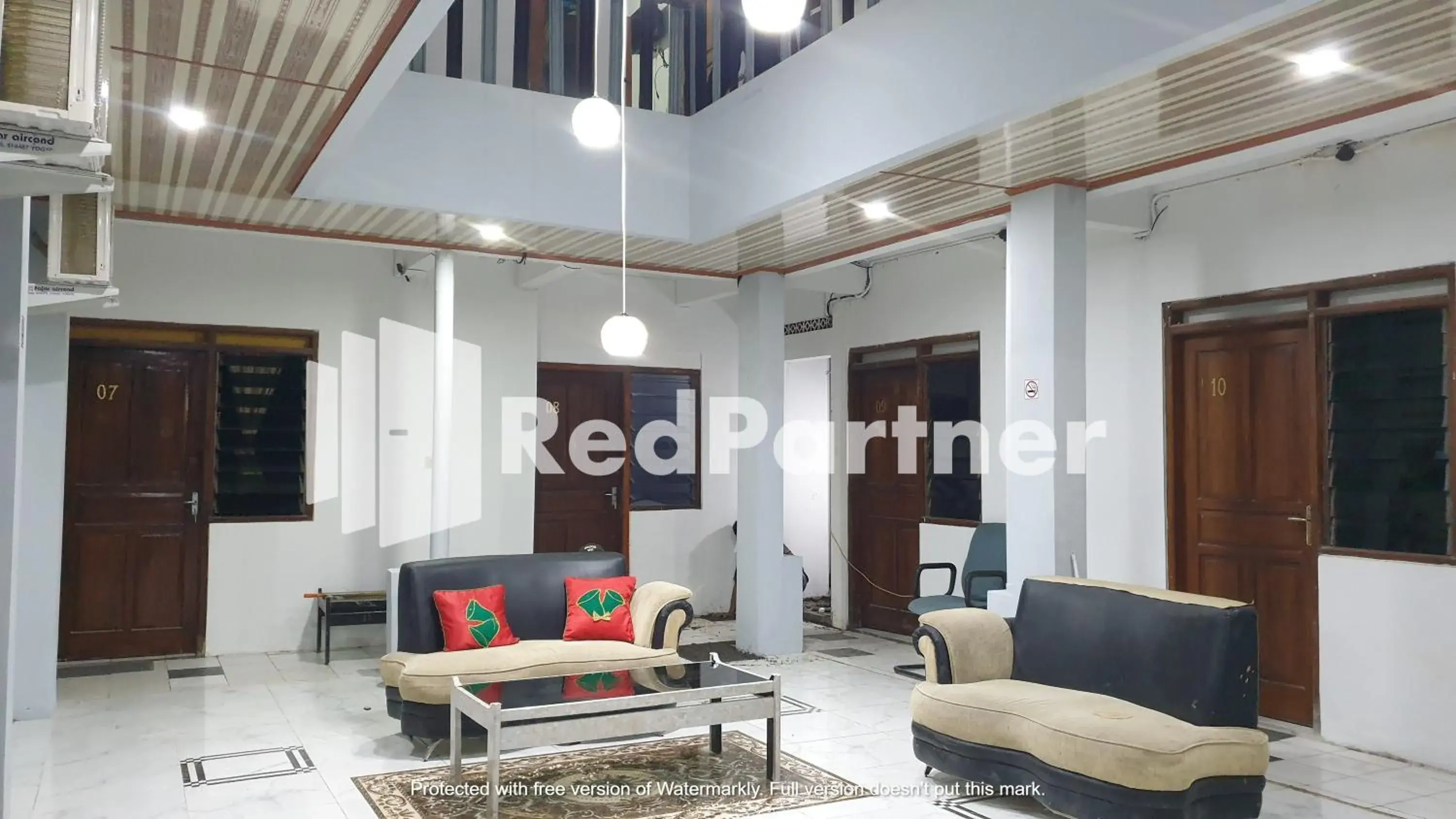 Living room in RedDoorz near Lippo Mall Yogyakarta 3 Living room in RedDoorz near Lippo Mall Yogyakarta 3