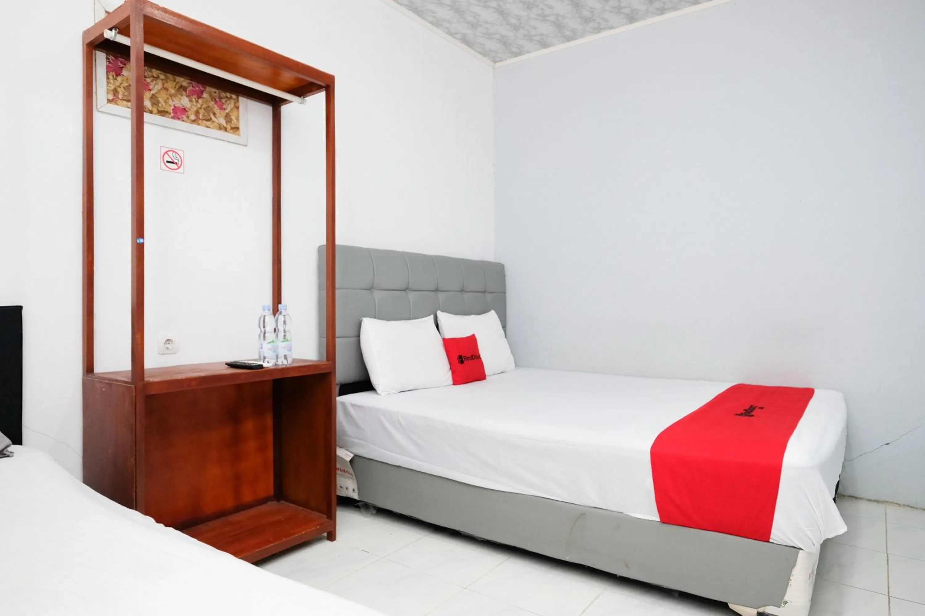 Bedroom, Bed in RedDoorz near Lippo Mall Yogyakarta 3