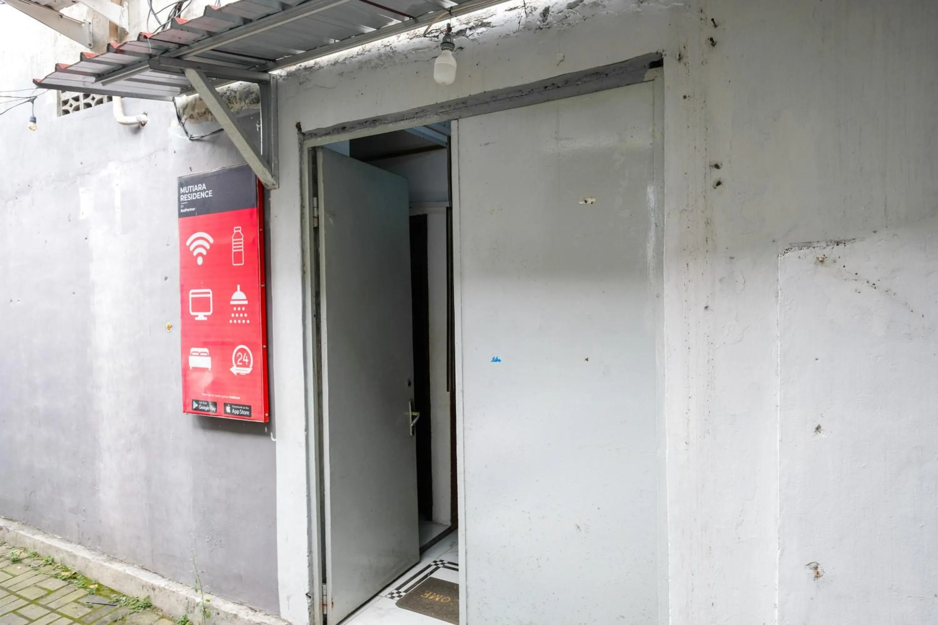 Property logo or sign in RedDoorz near Lippo Mall Yogyakarta 3