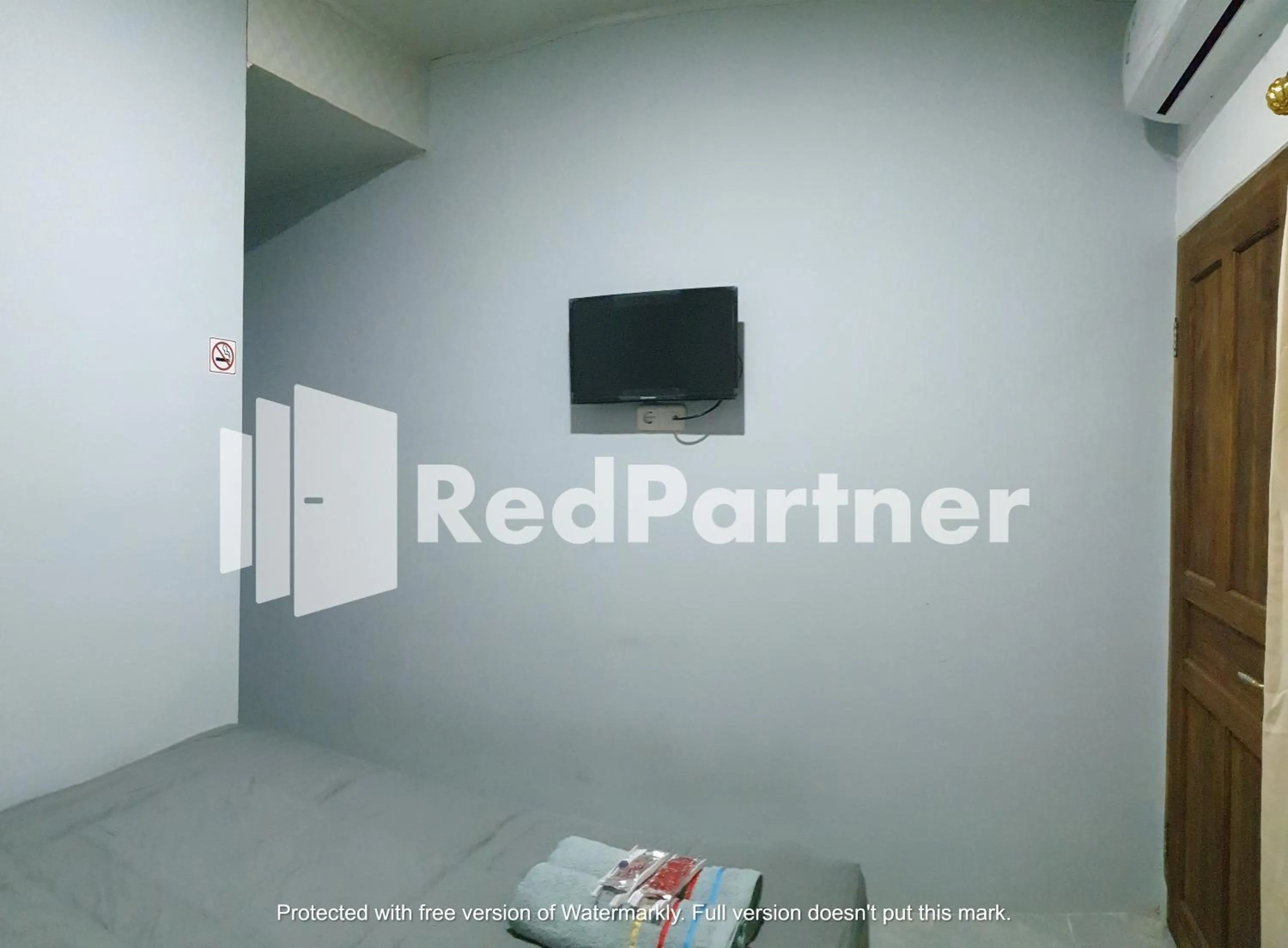 TV and multimedia in RedDoorz near Lippo Mall Yogyakarta 3
