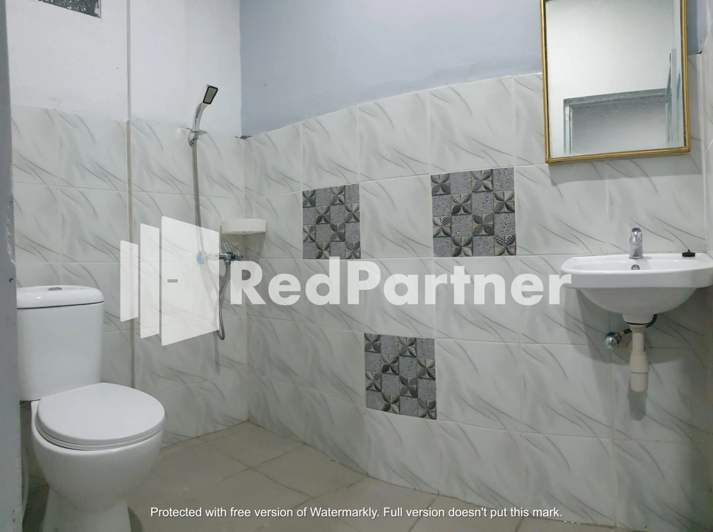 Bathroom in RedDoorz near Lippo Mall Yogyakarta 3