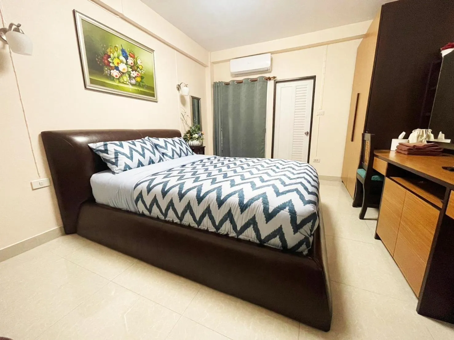 TV and multimedia, Bed in 66 Apartment