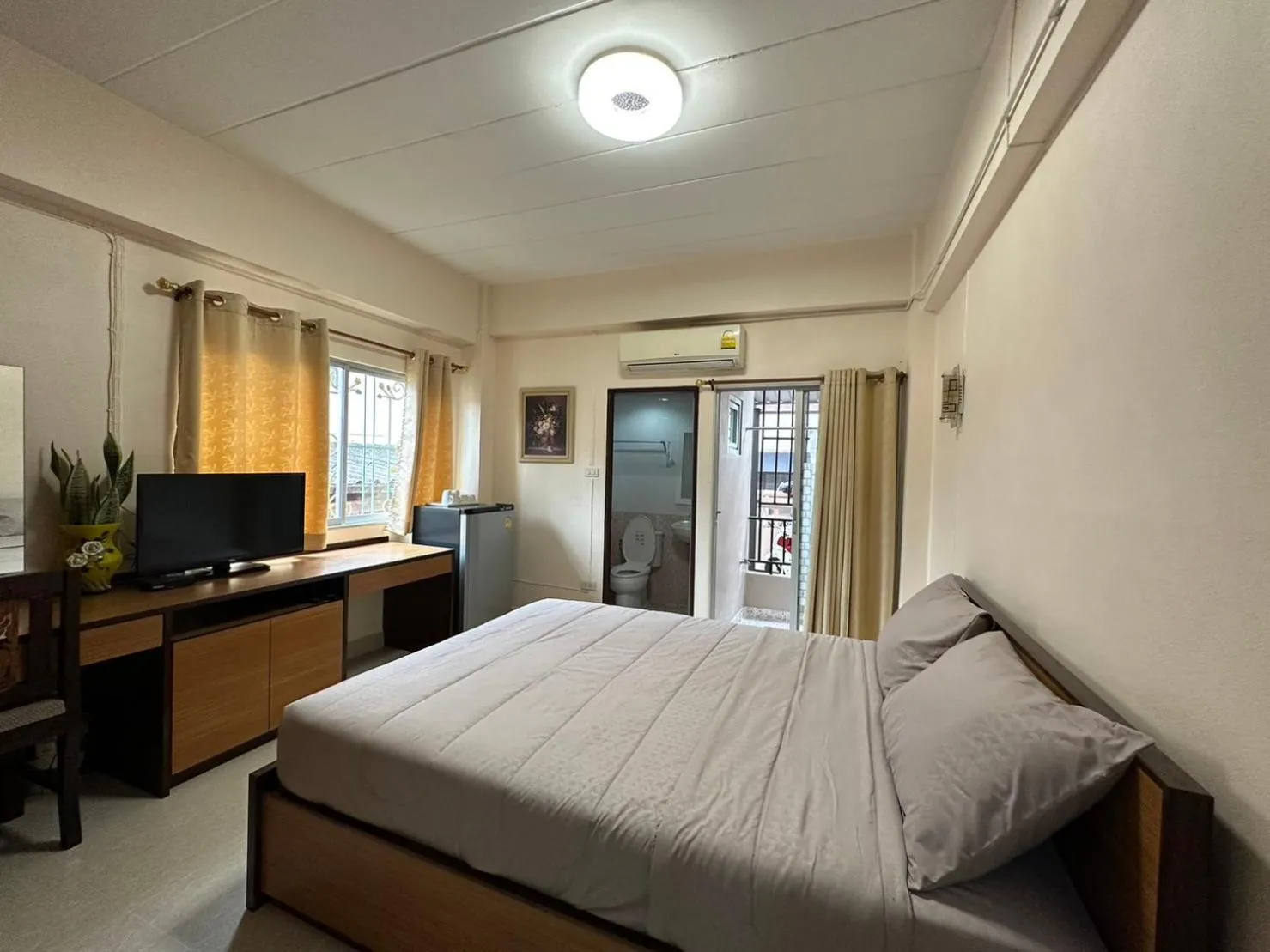 Photo of the whole room, Bed in 66 Apartment