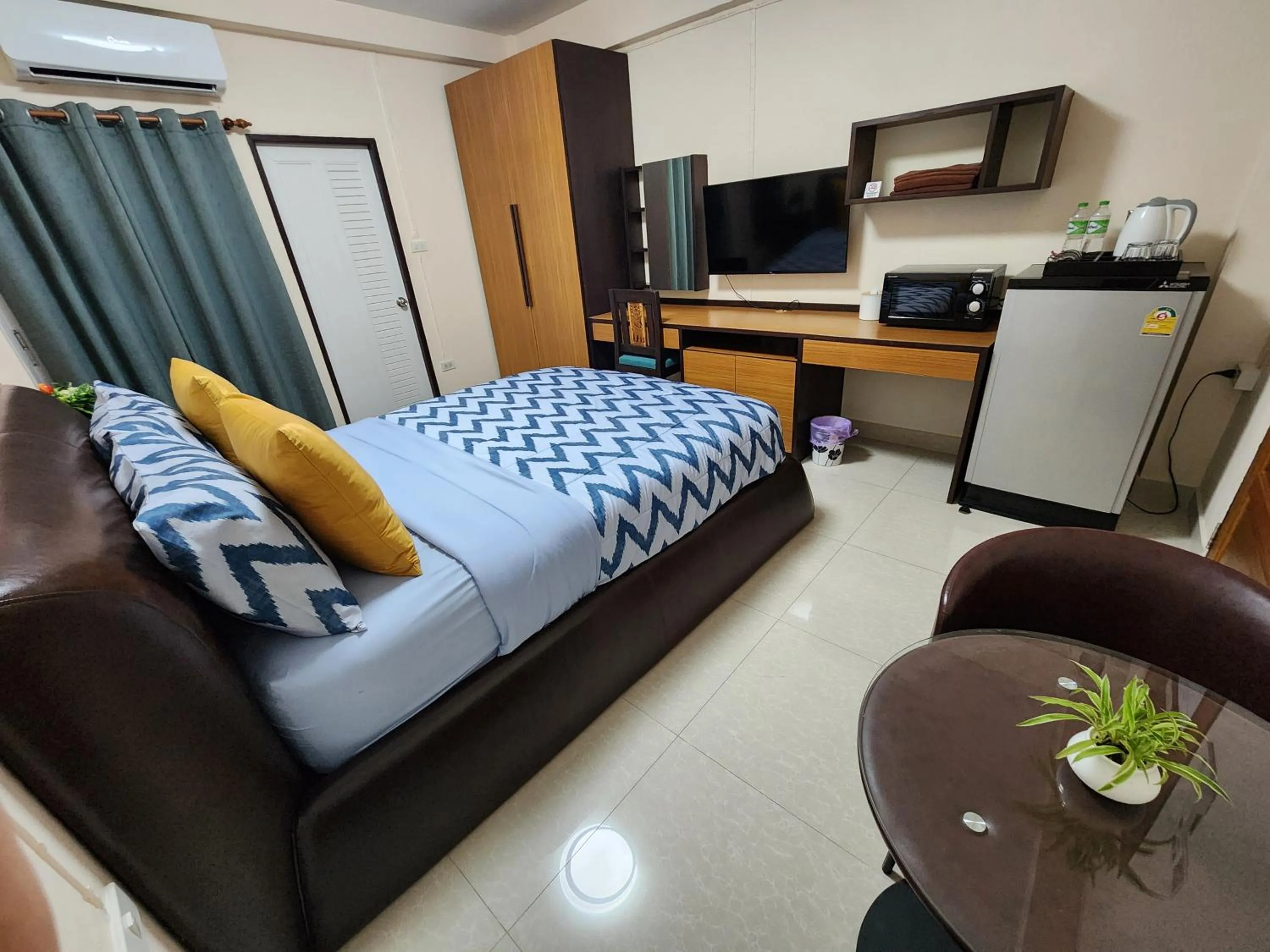 Bedroom, Bed in 66 Apartment