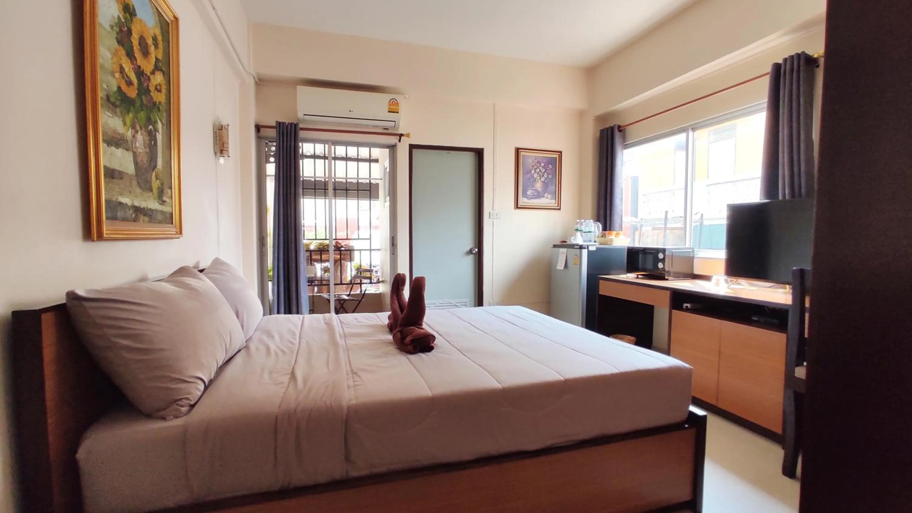 Photo of the whole room, Bed in 66 Apartment