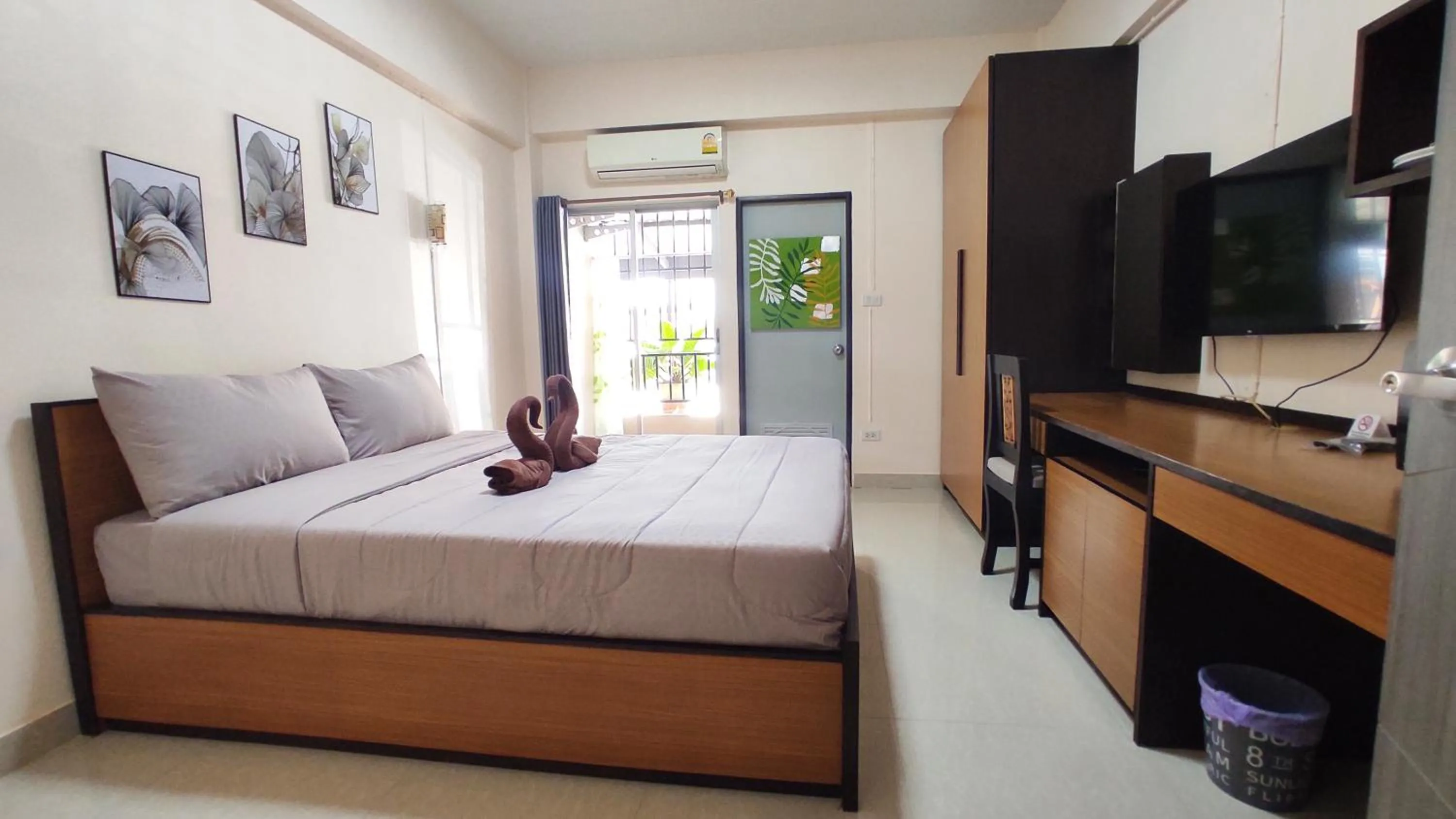 Photo of the whole room, Bed in 66 Apartment