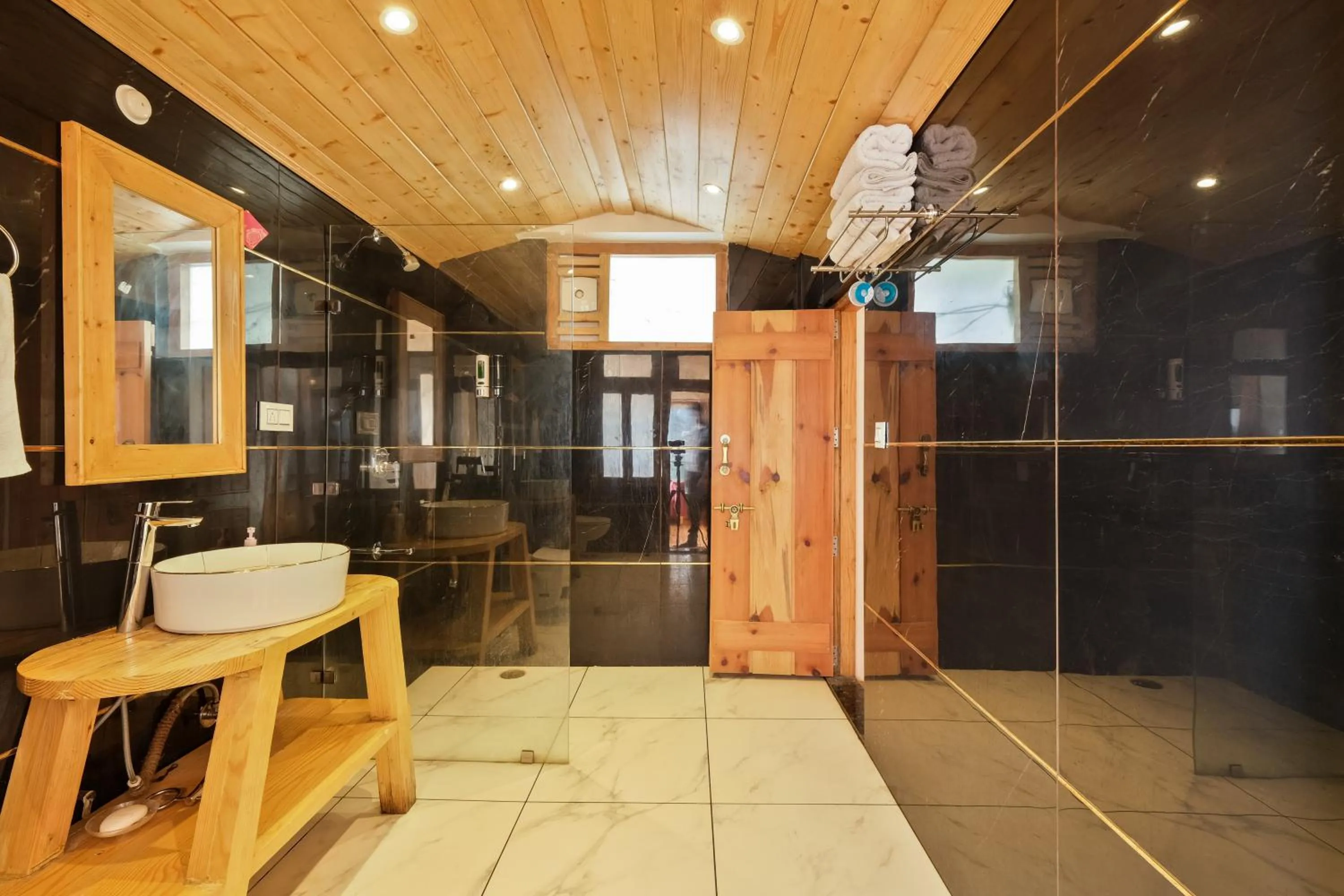 Bathroom in Jomotel Dayaar - An Apple Orchard Villa