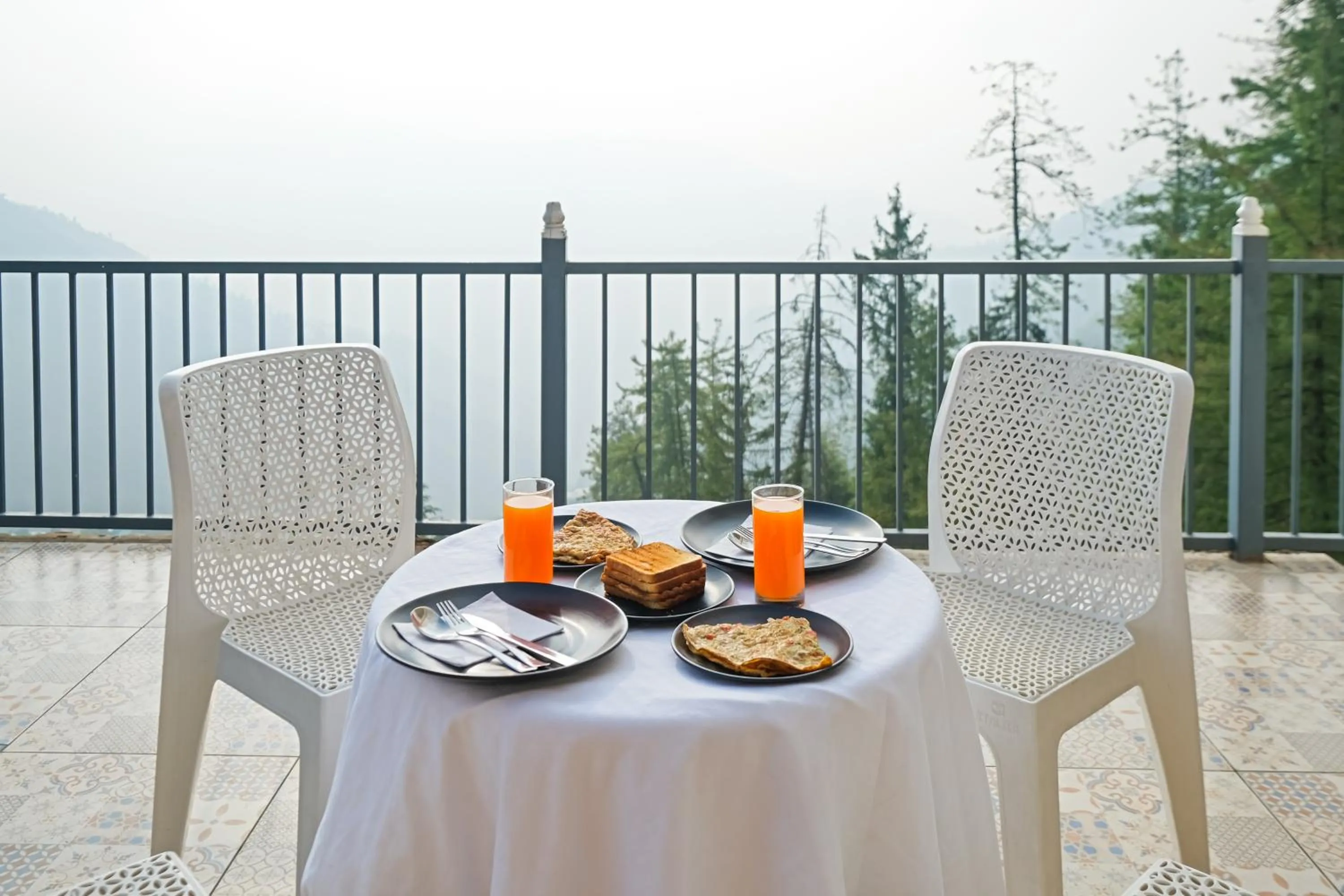 Breakfast in Jomotel Dayaar - An Apple Orchard Villa