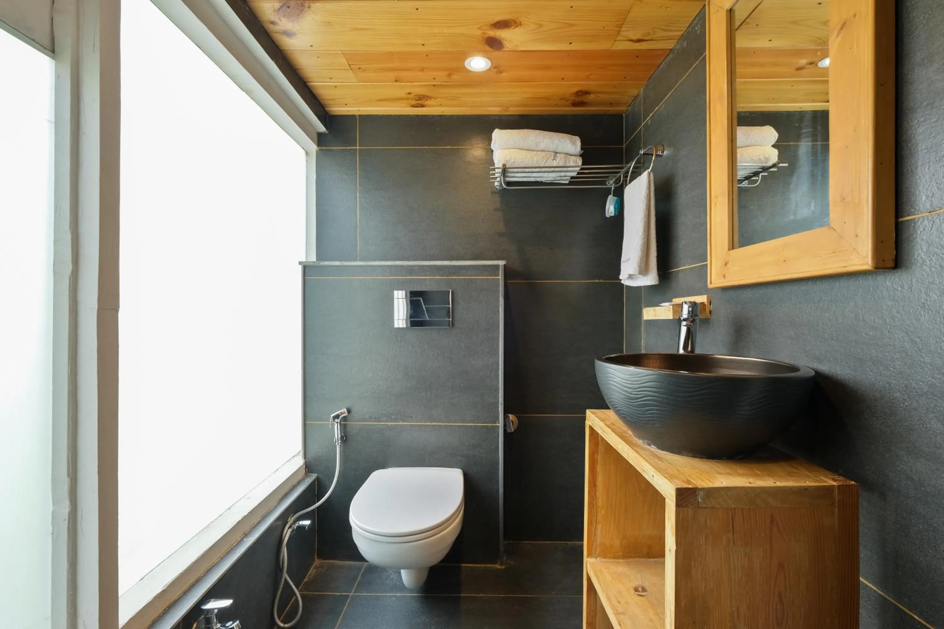 Bathroom in Jomotel Dayaar - An Apple Orchard Villa